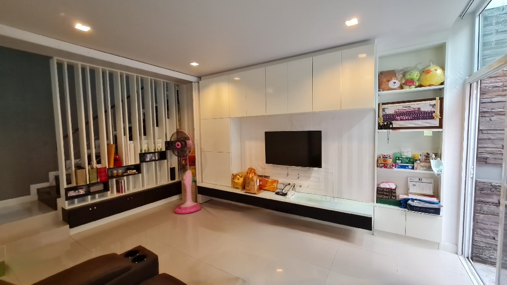 เช่า บ้านดอนเมือง บ้านแฝด 3 ชั้น หลังมุม  แกรนด์ ไอ-ดีไซน์ วิภาวดี Home for rent GRAND I DESIGN VIBHAVADI 39.4 ตารางวา สไตล์บ้านเดี่ยว ตกแต่งสวย สภาพสวยพร้อมอยู่ ใกล้รถไฟฟ้า 2 สาย ค่าเช่า 40,000 บาท/เดือน