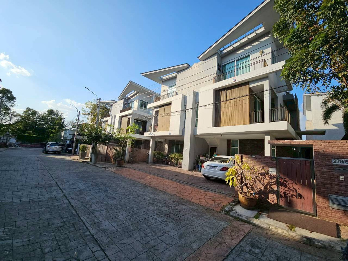 ให้เช่าบ้านแฝด 3 ชั้น โครงการ Grand I-Design วิภาวดีรังสิต ตกแต่งสวยพร้อมอยู่ เฟอร์นิเจอร์และแอร์ครบทุกห้อง ทำเลศักยภาพติดถนนใหญ่ ใกล้สนามบินดอนเมือง และทางด่วนโทลเวย์ เดินทางสะดวกทั้งรถส่วนตัวและรถไฟฟ้า เพียง 35,000 บาท/เดือน