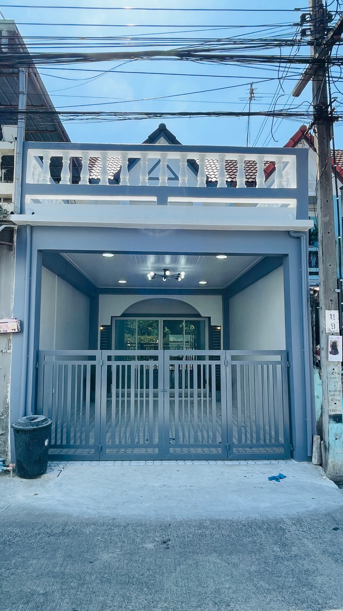 ขายด่วน! ทาวน์เฮาส์ 2 ชั้น รีโนเวทใหม่ทั้งหลัง เนื้อที่ 20 ตร.ว. ซอยนนทบุรี 42 (รณสิทธิ์พิชัย 13) ทำเลสนามบินน้ำ 3 นอน 2 น้ำ มีระเบียงหน้า-หลัง แถมฟรีเฟอร์นิเจอร์ครบชุด เพียง 2.59 ล้าน ฟรีโอน!