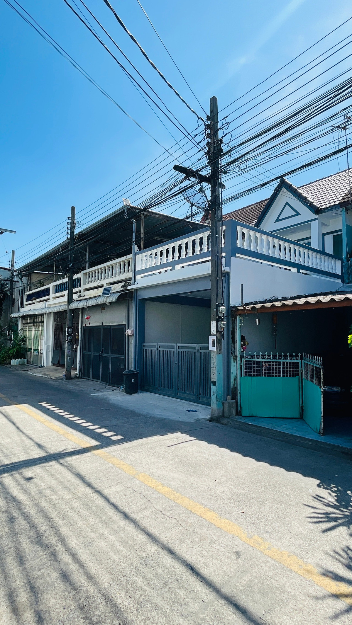 ขายด่วน! ทาวน์เฮาส์ 2 ชั้น รีโนเวทใหม่ทั้งหลัง เนื้อที่ 20 ตร.ว. ซอยนนทบุรี 42 (รณสิทธิ์พิชัย 13) ทำเลสนามบินน้ำ 3 นอน 2 น้ำ มีระเบียงหน้า-หลัง แถมฟรีเฟอร์นิเจอร์ครบชุด เพียง 2.59 ล้าน ฟรีโอน!