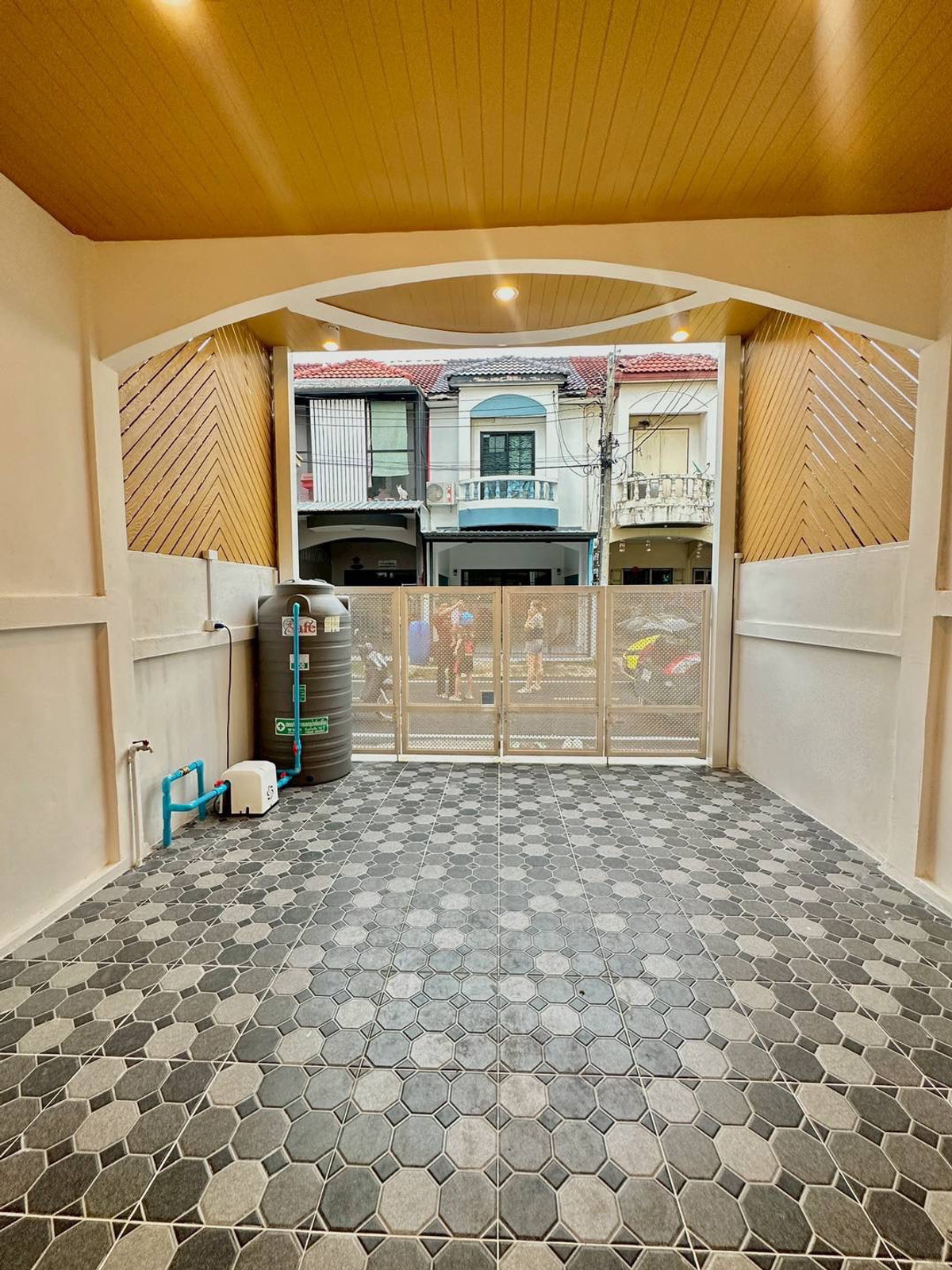 ขายทาวน์เฮาส์ 2 ชั้น หมู่บ้านบัวทอง 1 ติดรถไฟฟ้าสถานีคลองบางไผ่ ตกแต่งใหม่สไตล์มินิมอลคาเฟ่