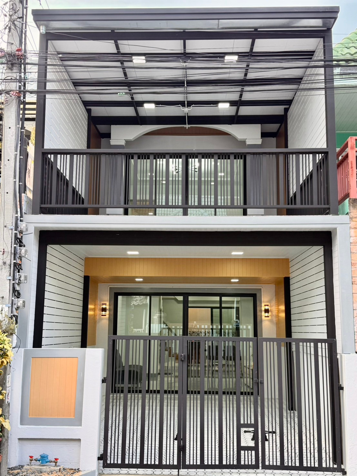 ขายด่วน! ทาวน์เฮาส์ 2 ชั้น รีโนเวทใหม่ทั้งหลัง หมู่บ้านเปี่ยมสุข ซอยวัดกู้ ปากเกร็ด เนื้อที่ 20 ตร.ว. ทำเลศักยภาพใกล้ห้าแยกปากเกร็ดและเมืองทองธานี มีระเบียงด้านหน้ากว้างขวาง รับลมทิศใต้เย็นสบาย เพียง 2.19 ล้าน ฟรีโอน!