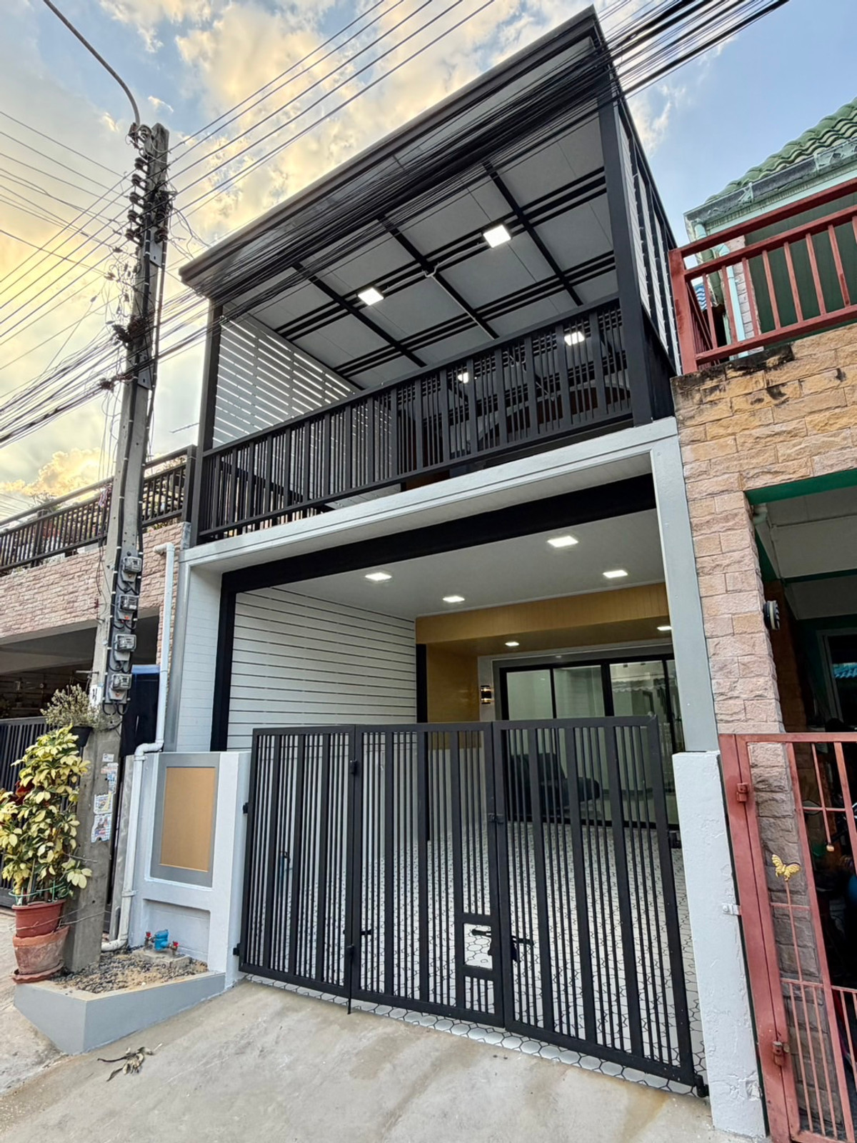 ขายด่วน! ทาวน์เฮาส์ 2 ชั้น รีโนเวทใหม่ทั้งหลัง หมู่บ้านเปี่ยมสุข ซอยวัดกู้ ปากเกร็ด เนื้อที่ 20 ตร.ว. ทำเลศักยภาพใกล้ห้าแยกปากเกร็ดและเมืองทองธานี มีระเบียงด้านหน้ากว้างขวาง รับลมทิศใต้เย็นสบาย เพียง 2.19 ล้าน ฟรีโอน!