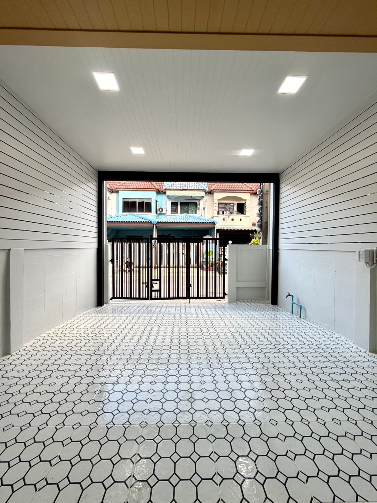 ขายด่วน! ทาวน์เฮาส์ 2 ชั้น รีโนเวทใหม่ทั้งหลัง หมู่บ้านเปี่ยมสุข ซอยวัดกู้ ปากเกร็ด เนื้อที่ 20 ตร.ว. ทำเลศักยภาพใกล้ห้าแยกปากเกร็ดและเมืองทองธานี มีระเบียงด้านหน้ากว้างขวาง รับลมทิศใต้เย็นสบาย เพียง 2.19 ล้าน ฟรีโอน!