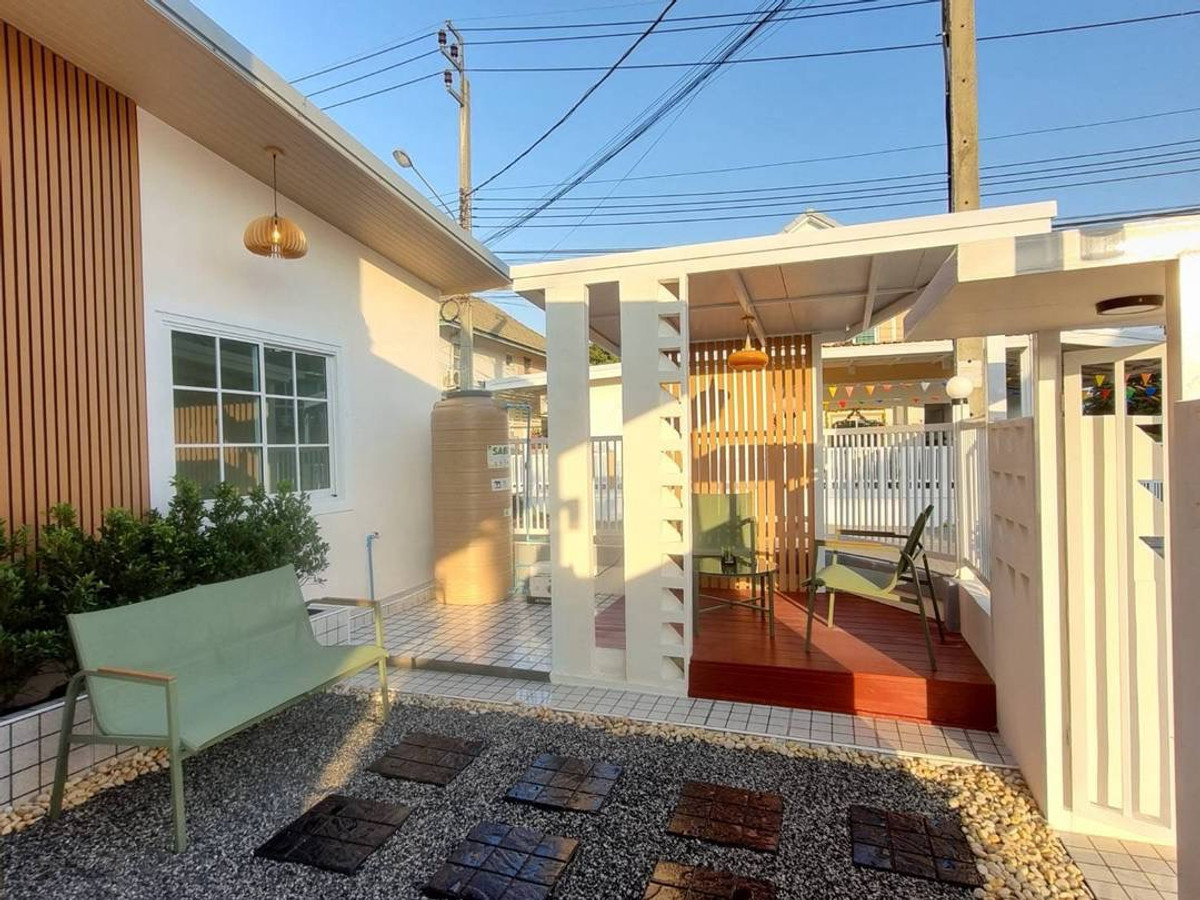 ขายด่วน! บ้านแฝด 2 ชั้น หลังมุมติดถนนเมน หมู่บ้านพฤกษา 3 ริมคลอง 4 ซอยวัดลาดปลาดุก เนื้อที่จุใจ 38 ตร.ว. ปรับปรุงใหม่ทั้งหลัง 5 ห้องนอน 3 ห้องน้ำ พร้อมศาลาพักผ่อนหน้าบ้านและเฟอร์นิเจอร์ Index ครบชุด เพียง 3.09 ล้าน ฟรีโอน!