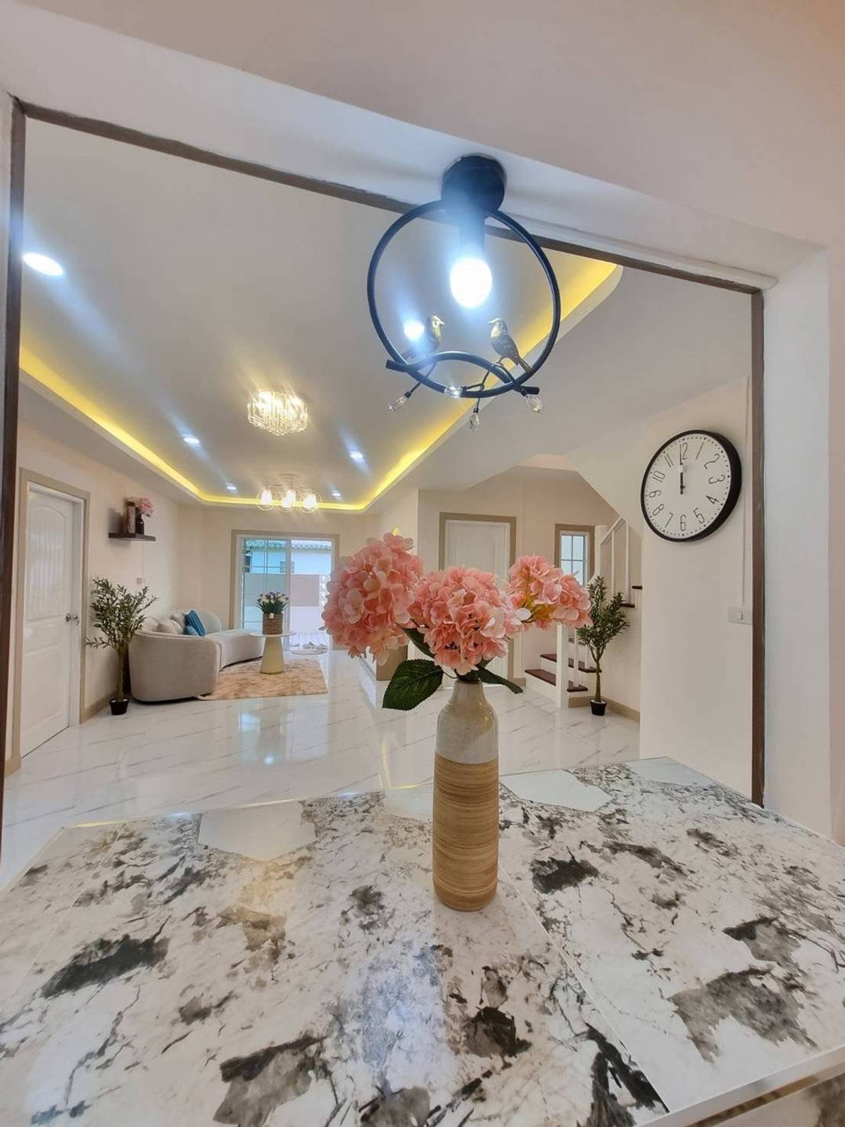 ขายด่วน! บ้านแฝด 2 ชั้น หลังมุมติดถนนเมน หมู่บ้านพฤกษา 3 ริมคลอง 4 ซอยวัดลาดปลาดุก เนื้อที่จุใจ 38 ตร.ว. ปรับปรุงใหม่ทั้งหลัง 5 ห้องนอน 3 ห้องน้ำ พร้อมศาลาพักผ่อนหน้าบ้านและเฟอร์นิเจอร์ Index ครบชุด เพียง 3.09 ล้าน ฟรีโอน!