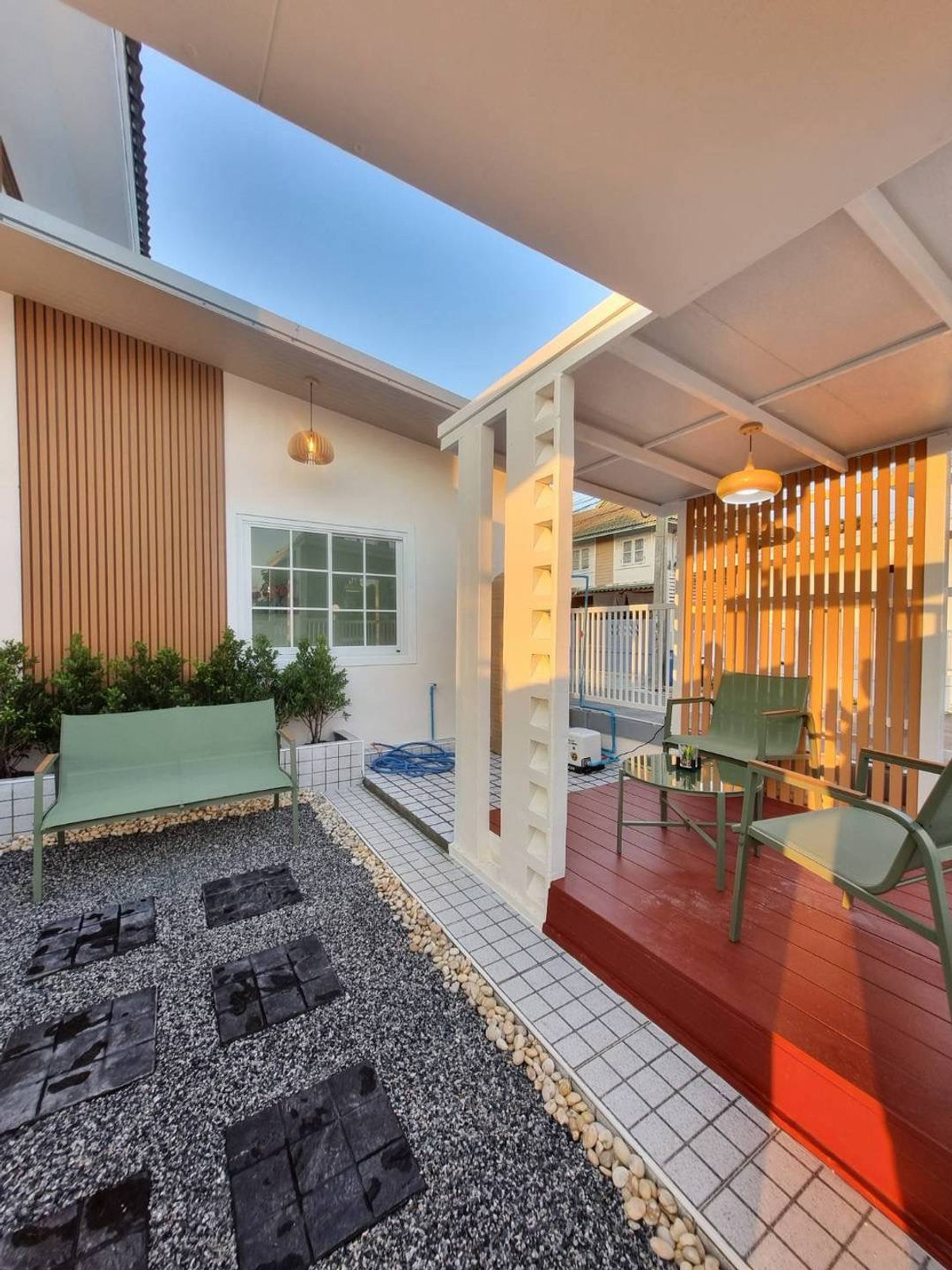 ขายด่วน! บ้านแฝด 2 ชั้น หลังมุมติดถนนเมน หมู่บ้านพฤกษา 3 ริมคลอง 4 ซอยวัดลาดปลาดุก เนื้อที่จุใจ 38 ตร.ว. ปรับปรุงใหม่ทั้งหลัง 5 ห้องนอน 3 ห้องน้ำ พร้อมศาลาพักผ่อนหน้าบ้านและเฟอร์นิเจอร์ Index ครบชุด เพียง 3.09 ล้าน ฟรีโอน!