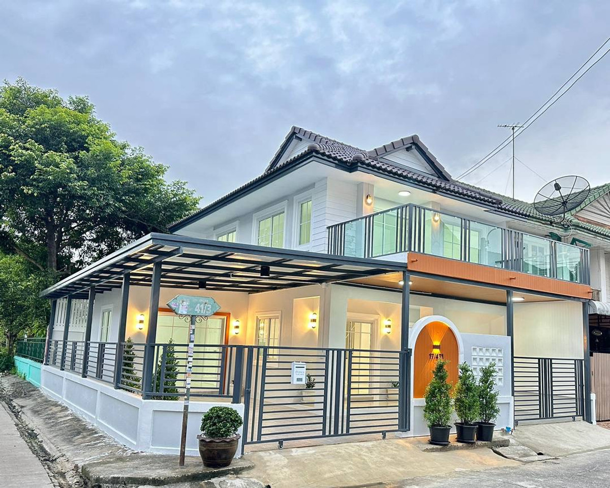 ขายด่วน! ทาวน์เฮ้าส์ 2 ชั้น หลังมุมพื้นที่เยอะ หมู่บ้านพฤกษา 10 ถนนบางกรวย-ไทรน้อย เนื้อที่กว้างถึง 30 ตร.ว. ตกแต่งใหม่พร้อมอยู่ ฟังก์ชัน 4 ห้องนอน มีระเบียงหน้าบ้านและพื้นที่สวนข้างบ้าน จอดรถในบ้านได้ 2-3 คัน เพียง 2.59 ล้าน ฟรีโอน!