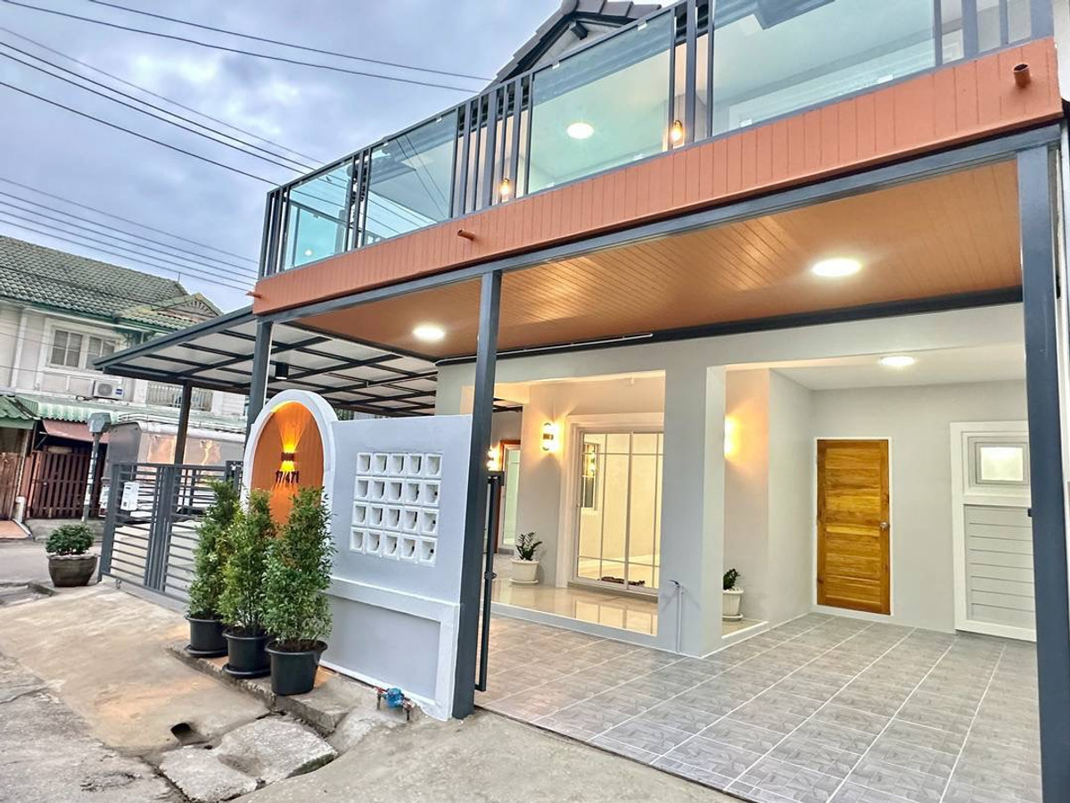 ขายด่วน! ทาวน์เฮ้าส์ 2 ชั้น หลังมุมพื้นที่เยอะ หมู่บ้านพฤกษา 10 ถนนบางกรวย-ไทรน้อย เนื้อที่กว้างถึง 30 ตร.ว. ตกแต่งใหม่พร้อมอยู่ ฟังก์ชัน 4 ห้องนอน มีระเบียงหน้าบ้านและพื้นที่สวนข้างบ้าน จอดรถในบ้านได้ 2-3 คัน เพียง 2.59 ล้าน ฟรีโอน!