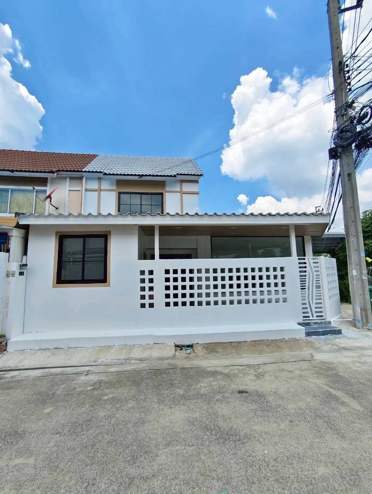 ขายบ้าน ทาวน์เฮ้าส์ 2 ชั้น หมู่บ้านพฤกษา 45 ถนนวัดลาดปลาดุก หลังมุม ถนนเมน ค้าขายได้ มีห้องกระจกขนาดใหญ่สามารถทำออฟฟิศหรือร้านค้าได้ ทำเลดี รถประจำทางผ่านหน้าหมู่บ้าน เดินเข้าบ้านได้สะดวก ราคาพิเศษเพียง 2.99 ล้านบาท ฟรีโอน