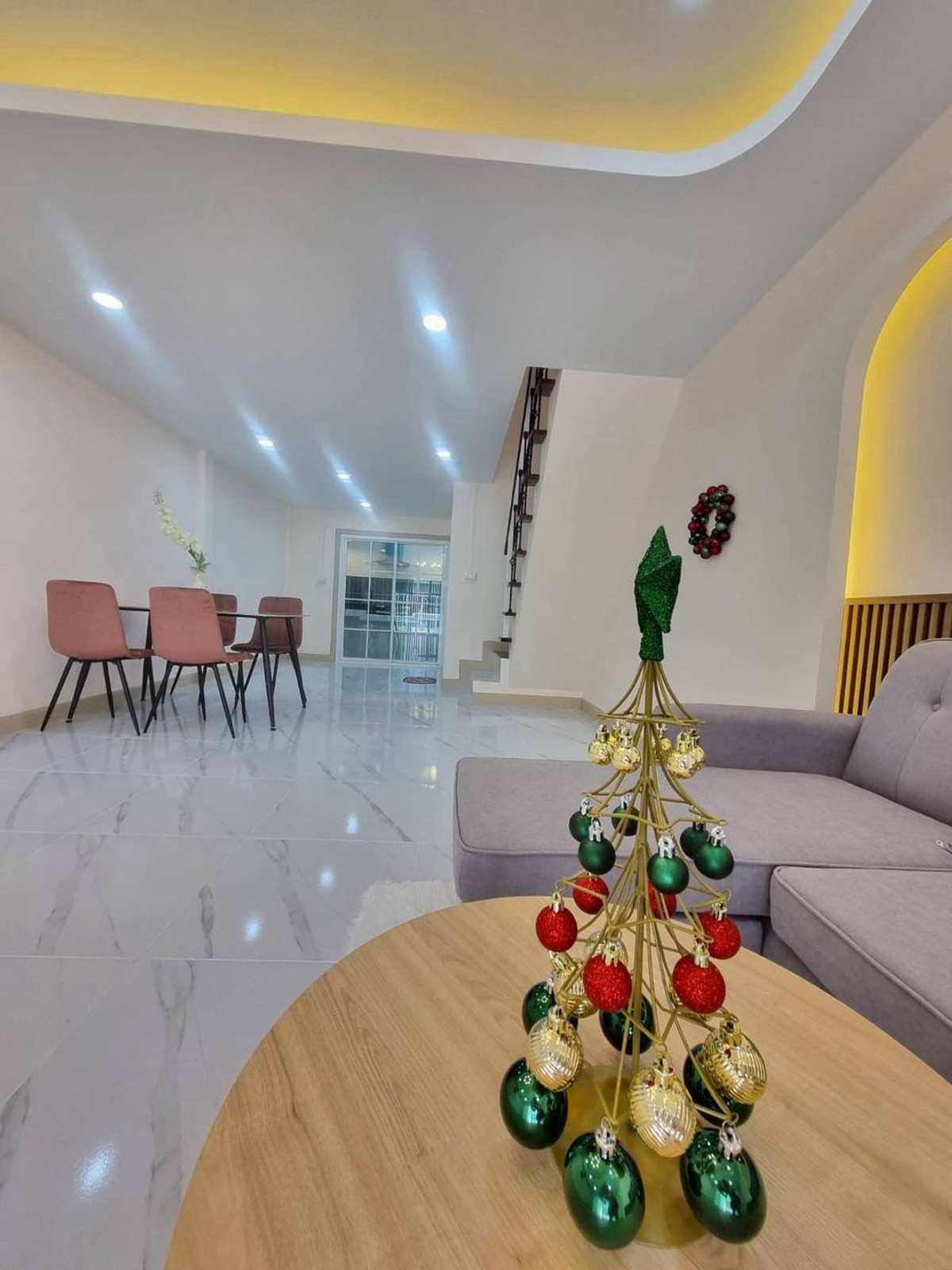 ขายทาวน์เฮาส์ 2 ชั้น หมู่บ้านรัตนาธิเบศร์ ทำเลดีที่สุด ติด Central Westgate และรถไฟฟ้า MRT 2 สถานี