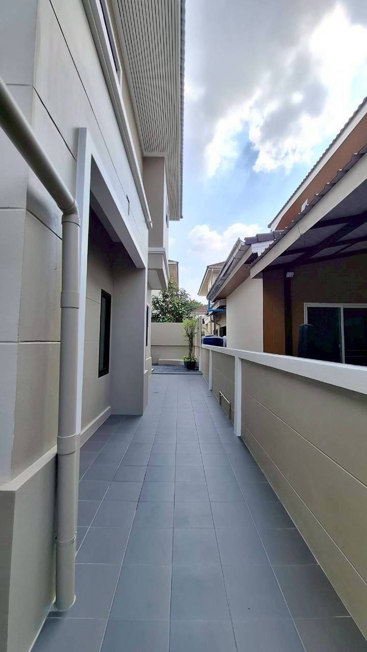 ขายด่วน! บ้านเดี่ยว 2 ชั้น หลังมุมพื้นที่กว้าง หมู่บ้านกาญจนลักษณ์ 3 ทำเลดีติดถนนใหญ่กาญจนาภิเษก เนื้อที่ 66.7 ตร.ว. ตกแต่งใหม่ทั้งหลัง ฟังก์ชันจุใจ 5 ห้องนอน มีพื้นที่จัดสวนรอบบ้าน เดินทางสะดวกใกล้ Central Westgate เพียง 4.99 ล้าน ฟรีโอน!