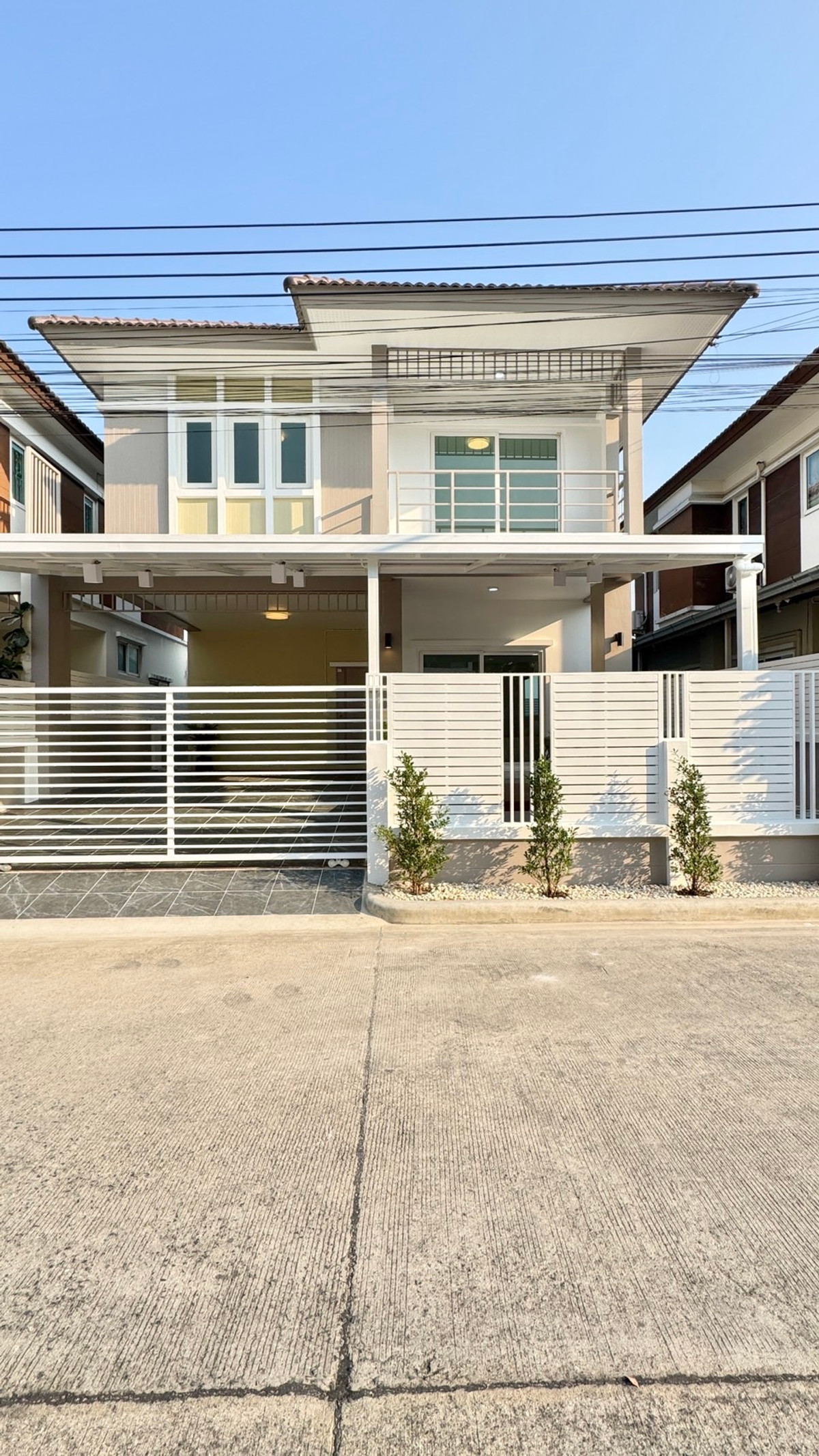 ขายด่วน! บ้านแฝด 2 ชั้น ขนาดใหญ่สไตล์บ้านเดี่ยว หมู่บ้านเติมรัก 5 ซอยบ้านกล้วย-ไทรน้อย เนื้อที่ 42 ตร.ว. ตั้งอยู่บนถนนเมน รีโนเวทใหม่ทั้งหลัง พื้น SPC อย่างดี พร้อมระเบียงนั่งเล่นหน้าบ้านและเฟอร์นิเจอร์ Index เพียง 3.49 ล้าน ฟรีโอน!