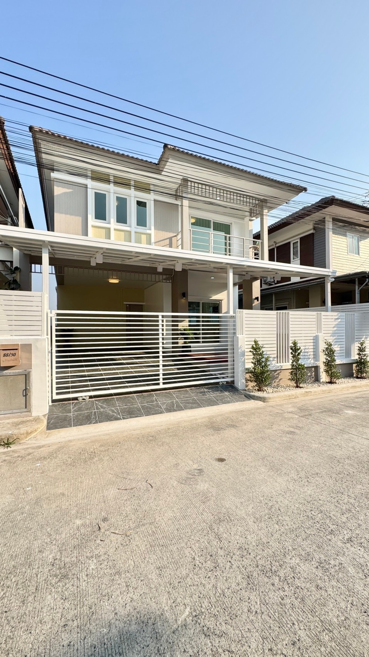 ขายด่วน! บ้านแฝด 2 ชั้น ขนาดใหญ่สไตล์บ้านเดี่ยว หมู่บ้านเติมรัก 5 ซอยบ้านกล้วย-ไทรน้อย เนื้อที่ 42 ตร.ว. ตั้งอยู่บนถนนเมน รีโนเวทใหม่ทั้งหลัง พื้น SPC อย่างดี พร้อมระเบียงนั่งเล่นหน้าบ้านและเฟอร์นิเจอร์ Index เพียง 3.49 ล้าน ฟรีโอน!