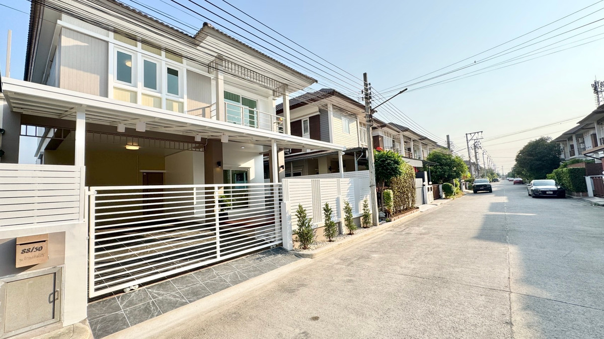 ขายด่วน! บ้านแฝด 2 ชั้น ขนาดใหญ่สไตล์บ้านเดี่ยว หมู่บ้านเติมรัก 5 ซอยบ้านกล้วย-ไทรน้อย เนื้อที่ 42 ตร.ว. ตั้งอยู่บนถนนเมน รีโนเวทใหม่ทั้งหลัง พื้น SPC อย่างดี พร้อมระเบียงนั่งเล่นหน้าบ้านและเฟอร์นิเจอร์ Index เพียง 3.49 ล้าน ฟรีโอน!