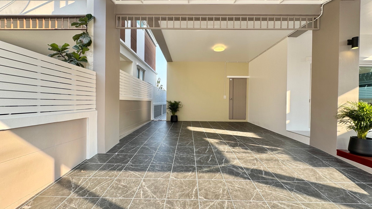 ขายด่วน! บ้านแฝด 2 ชั้น ขนาดใหญ่สไตล์บ้านเดี่ยว หมู่บ้านเติมรัก 5 ซอยบ้านกล้วย-ไทรน้อย เนื้อที่ 42 ตร.ว. ตั้งอยู่บนถนนเมน รีโนเวทใหม่ทั้งหลัง พื้น SPC อย่างดี พร้อมระเบียงนั่งเล่นหน้าบ้านและเฟอร์นิเจอร์ Index เพียง 3.49 ล้าน ฟรีโอน!