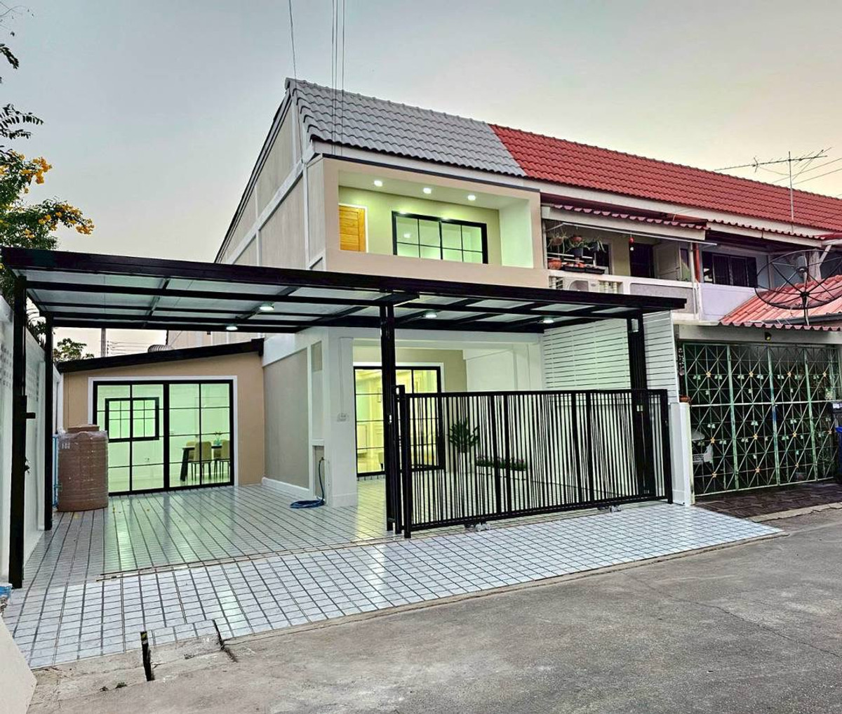 ขายด่วน! ทาวน์เฮ้าส์ 2 ชั้น หลังริมพื้นที่กว้าง หมู่บ้านพระปิ่น 3 ทำเลทองติดถนนใหญ่กาญจนาภิเษก เนื้อที่ 32 ตร.ว. ปรับปรุงใหม่ 5 ห้องนอน พร้อมพื้นที่ด้านข้างและของแถมครบชุด เดินทางสะดวกใกล้รถไฟฟ้าและมอเตอร์เวย์ เพียง 3.29 ล้าน ฟรีโอน!