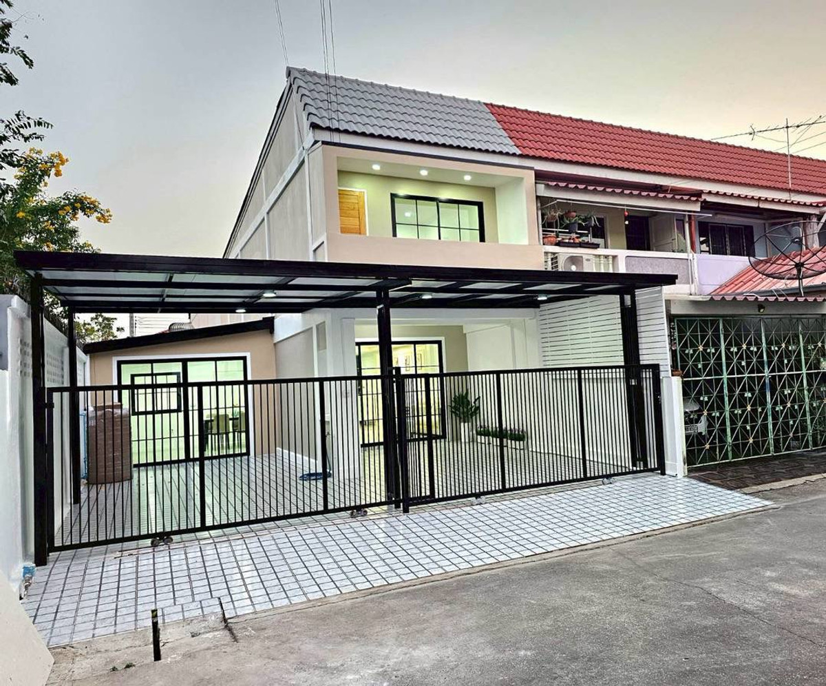 ขายด่วน! ทาวน์เฮ้าส์ 2 ชั้น หลังริมพื้นที่กว้าง หมู่บ้านพระปิ่น 3 ทำเลทองติดถนนใหญ่กาญจนาภิเษก เนื้อที่ 32 ตร.ว. ปรับปรุงใหม่ 5 ห้องนอน พร้อมพื้นที่ด้านข้างและของแถมครบชุด เดินทางสะดวกใกล้รถไฟฟ้าและมอเตอร์เวย์ เพียง 3.29 ล้าน ฟรีโอน!