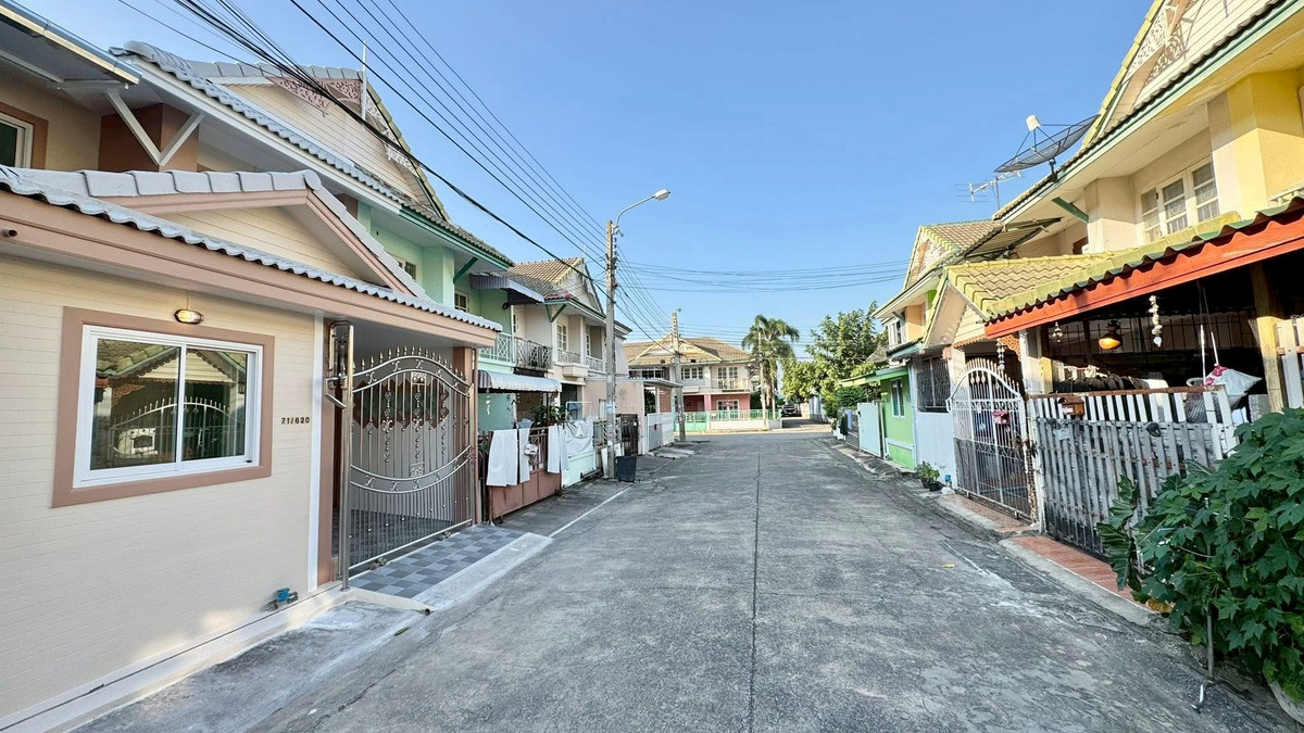 ขายด่วน! ทาวน์เฮาส์ 2 ชั้น รีโนเวทใหม่ทั้งหลัง หมู่บ้านพฤกษา 18 ซอยแก้วอินทร์ เนื้อที่ 18 ตร.ว. ฟังก์ชันคุ้มค่า 4 ห้องนอน พร้อมครัวบิ้วอินและเฟอร์นิเจอร์ครบชุด ทำเลดีใกล้ Central Westgate เพียง 1.95 ล้าน ฟรีโอน!