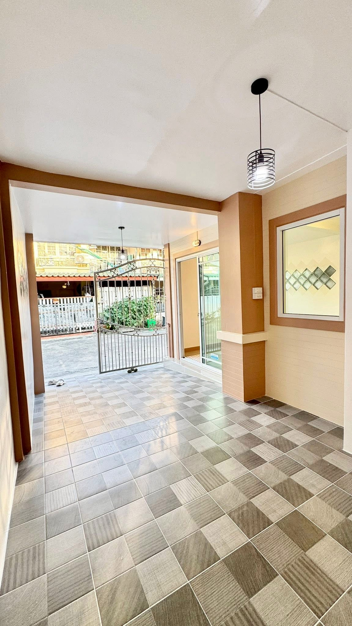 ขายด่วน! ทาวน์เฮาส์ 2 ชั้น รีโนเวทใหม่ทั้งหลัง หมู่บ้านพฤกษา 18 ซอยแก้วอินทร์ เนื้อที่ 18 ตร.ว. ฟังก์ชันคุ้มค่า 4 ห้องนอน พร้อมครัวบิ้วอินและเฟอร์นิเจอร์ครบชุด ทำเลดีใกล้ Central Westgate เพียง 1.95 ล้าน ฟรีโอน!