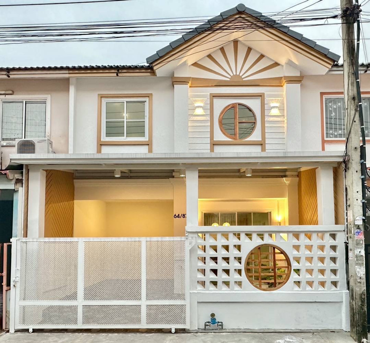 ขายด่วน! ทาวน์เฮาส์ 2 ชั้น รีโนเวทใหม่สไตล์ Minimal Minimal Style หมู่บ้านพฤกษา 37 (โซนหลังพระปิ่น 3) เนื้อที่ 17 ตร.ว. ทำเลศักยภาพใกล้มอเตอร์เวย์ M81 และ Central Westgate แถมฟรีแอร์และเฟอร์นิเจอร์ทั้งหลัง เพียง 2.09 ล้าน ฟรีโอน!