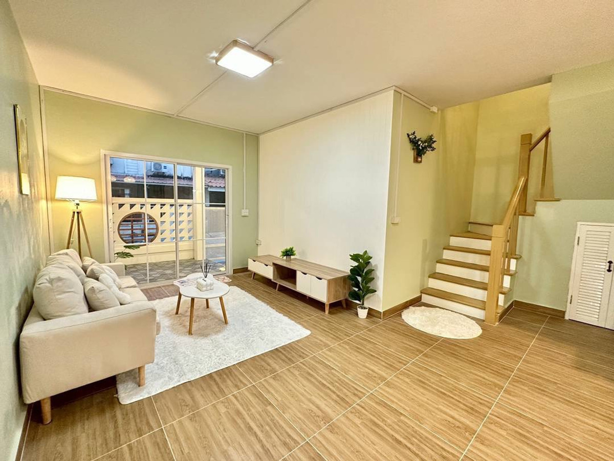 ขายด่วน! ทาวน์เฮาส์ 2 ชั้น รีโนเวทใหม่สไตล์ Minimal Minimal Style หมู่บ้านพฤกษา 37 (โซนหลังพระปิ่น 3) เนื้อที่ 17 ตร.ว. ทำเลศักยภาพใกล้มอเตอร์เวย์ M81 และ Central Westgate แถมฟรีแอร์และเฟอร์นิเจอร์ทั้งหลัง เพียง 2.09 ล้าน ฟรีโอน!