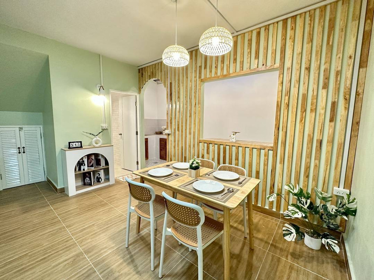 ขายด่วน! ทาวน์เฮาส์ 2 ชั้น รีโนเวทใหม่สไตล์ Minimal Minimal Style หมู่บ้านพฤกษา 37 (โซนหลังพระปิ่น 3) เนื้อที่ 17 ตร.ว. ทำเลศักยภาพใกล้มอเตอร์เวย์ M81 และ Central Westgate แถมฟรีแอร์และเฟอร์นิเจอร์ทั้งหลัง เพียง 2.09 ล้าน ฟรีโอน!