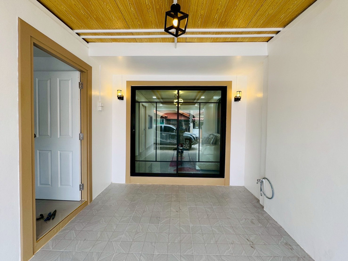 ขายด่วน! ทาวน์เฮาส์ชั้นเดียวรีโนเวทใหม่ หมู่บ้านตะวันงาม ซอยกันตนา-บางใหญ่ เนื้อที่ 18 ตร.ว. ฟังก์ชัน 3 ห้องนอน ตกแต่งสไตล์ทันสมัยพร้อมอยู่ แถมฟรีเฟอร์นิเจอร์ครบชุด ทำเลดีเดินทางสะดวกออกถนนกาญจนาภิเษกง่าย เพียง 1.35 ล้าน ฟรีโอน!