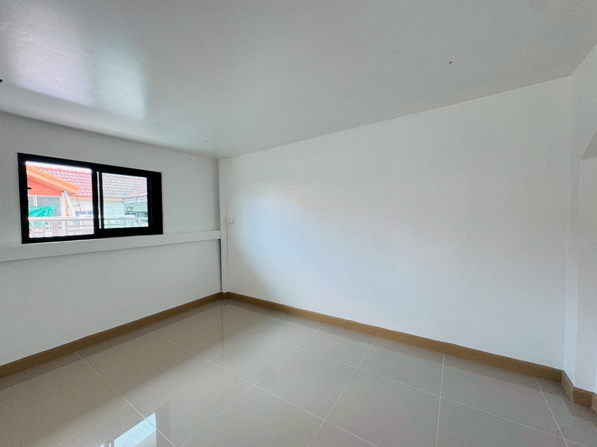 ขายด่วน! ทาวน์เฮาส์ชั้นเดียวรีโนเวทใหม่ หมู่บ้านตะวันงาม ซอยกันตนา-บางใหญ่ เนื้อที่ 18 ตร.ว. ฟังก์ชัน 3 ห้องนอน ตกแต่งสไตล์ทันสมัยพร้อมอยู่ แถมฟรีเฟอร์นิเจอร์ครบชุด ทำเลดีเดินทางสะดวกออกถนนกาญจนาภิเษกง่าย เพียง 1.35 ล้าน ฟรีโอน!