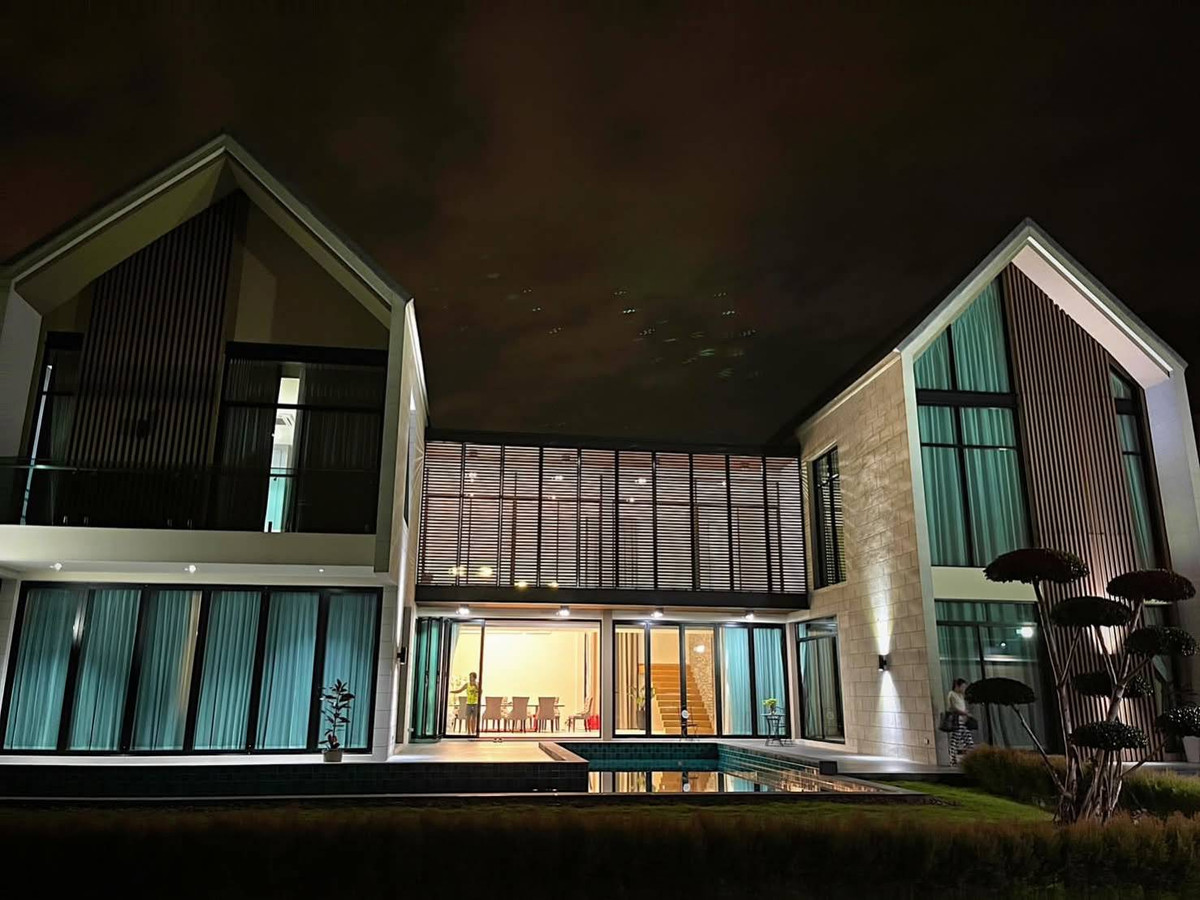 HOT สุด! ขายบ้านหรู 500 ตร.ว. รามอินทรา 117 สระว่ายน้ำส่วนตัว จอดรถ 20 คัน เลขที่บ้านมงคล 99/9 โอกาสทอง! ขายบ้านเดี่ยวหรูสไตล์โมเดิร์นนอร์ดิก ทำเลรามอินทรา 117 เนื้อที่ใหญ่พิเศษ 500 ตร.ว. พื้นที่ใช้สอยกว่า 600 ตร.ม. พร้อมสระว่ายน้ำและเลขที่บ้านมงคล 99/9