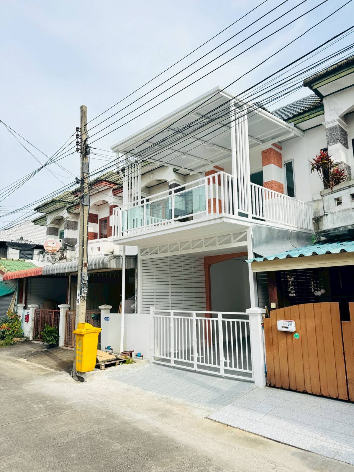 ขายด่วน! ทาวน์เฮ้าส์ 2 ชั้น รีโนเวทใหม่ทั้งหลัง หมู่บ้านนิวเวิลด์วิลล์ ติดถนนใหญ่บางบัวทอง-สุพรรณบุรี (340) เนื้อที่ 18.5 ตร.ว. ฟังก์ชันครบ 3 นอน 2 น้ำ พร้อมระเบียงรับลมด้านหน้า แถมฟรีเฟอร์นิเจอร์เข้าชุด หิ้วกระเป๋าเข้าอยู่ได้เลย ในราคาเพียง 1.59 ล้านบาท