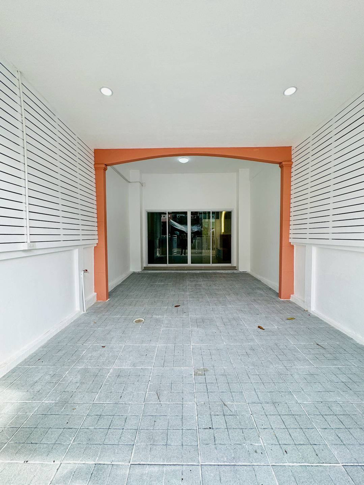 ขายด่วน! ทาวน์เฮ้าส์ 2 ชั้น รีโนเวทใหม่ทั้งหลัง หมู่บ้านนิวเวิลด์วิลล์ ติดถนนใหญ่บางบัวทอง-สุพรรณบุรี (340) เนื้อที่ 18.5 ตร.ว. ฟังก์ชันครบ 3 นอน 2 น้ำ พร้อมระเบียงรับลมด้านหน้า แถมฟรีเฟอร์นิเจอร์เข้าชุด หิ้วกระเป๋าเข้าอยู่ได้เลย ในราคาเพียง 1.59 ล้านบาท