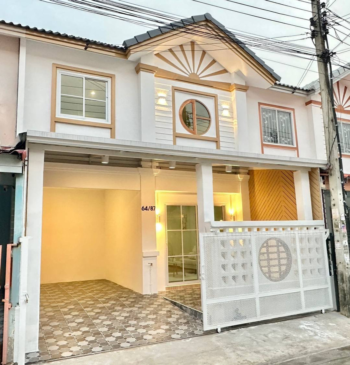 ขายด่วน! ทาวน์เฮาส์ 2 ชั้น รีโนเวทใหม่สไตล์ Minimal Minimal Style หมู่บ้านพฤกษา 37 (โซนหลังพระปิ่น 3) เนื้อที่ 17 ตร.ว. ทำเลศักยภาพใกล้มอเตอร์เวย์ M81 และ Central Westgate แถมฟรีแอร์และเฟอร์นิเจอร์ทั้งหลัง เพียง 2.09 ล้าน ฟรีโอน!