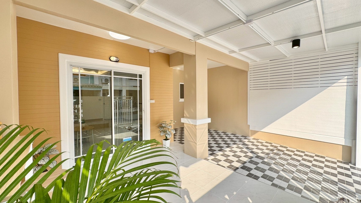 ขายด่วน! ทาวน์เฮาส์ 2 ชั้น รีโนเวทใหม่สไตล์มินิมอล หมู่บ้านพฤกษา 21 ทำเลศักยภาพซอยคลองถนน หน้าบ้านกว้างถึง 6 เมตร โปร่งสบาย ฟังก์ชัน 3 นอน 2 น้ำ แถมฟรีเฟอร์นิเจอร์ครบชุด ใกล้รถไฟฟ้าสายสีม่วงและเซ็นทรัลเวสต์เกต เพียง 1.99 ล้าน ฟรีโอน!