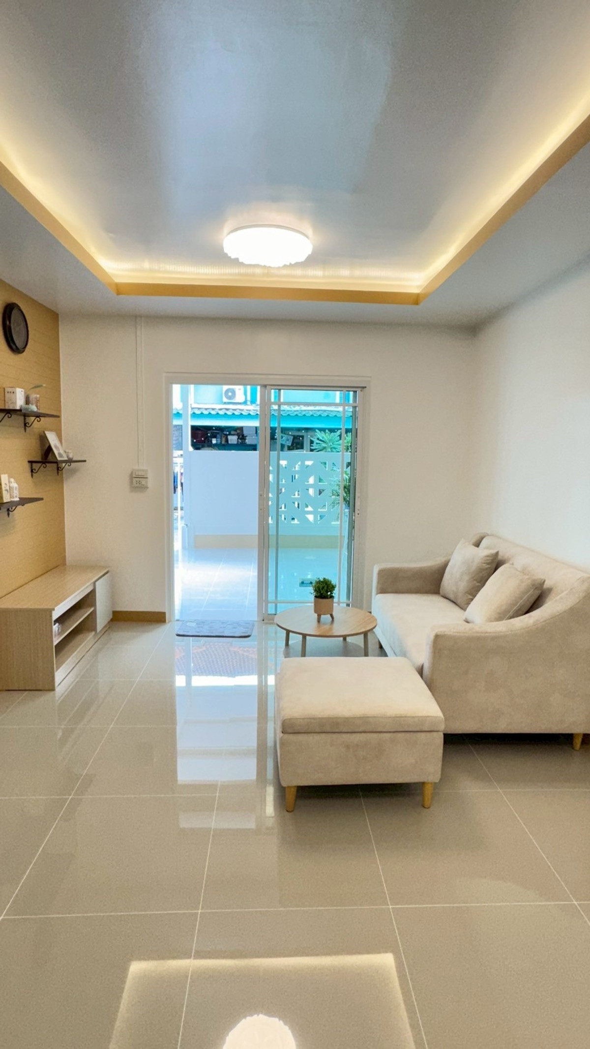 ขายด่วน! ทาวน์เฮาส์ 2 ชั้น รีโนเวทใหม่สไตล์มินิมอล หมู่บ้านพฤกษา 21 ทำเลศักยภาพซอยคลองถนน หน้าบ้านกว้างถึง 6 เมตร โปร่งสบาย ฟังก์ชัน 3 นอน 2 น้ำ แถมฟรีเฟอร์นิเจอร์ครบชุด ใกล้รถไฟฟ้าสายสีม่วงและเซ็นทรัลเวสต์เกต เพียง 1.99 ล้าน ฟรีโอน!