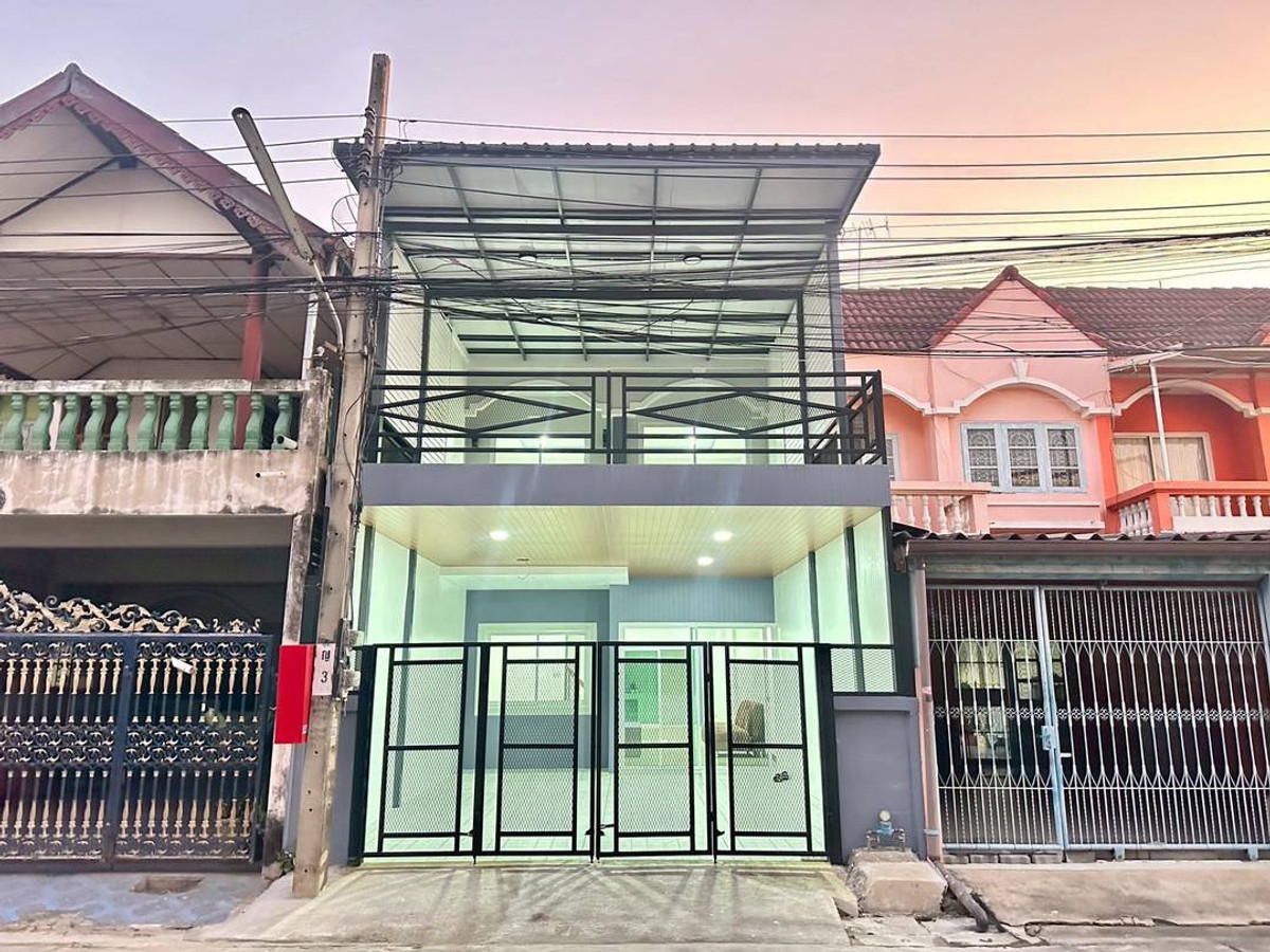 ขายด่วน! ทาวน์เฮาส์ 2 ชั้น รีโนเวทใหม่ทั้งหลัง หมู่บ้านจันทิมาธานี โครงการทำเลทองติดถนนใหญ่กาญจนาภิเษก และติดสถานีรถไฟฟ้าสายสีม่วง (คลองบางไผ่) เนื้อที่กว้าง 22.5 ตร.ว. หน้ากว้าง 6 เมตร ฟังก์ชันคุ้มค่า 4 นอน 2 น้ำ แถมเฟอร์นิเจอร์ครบชุด เพียง 2.39 ล้าน ฟรี