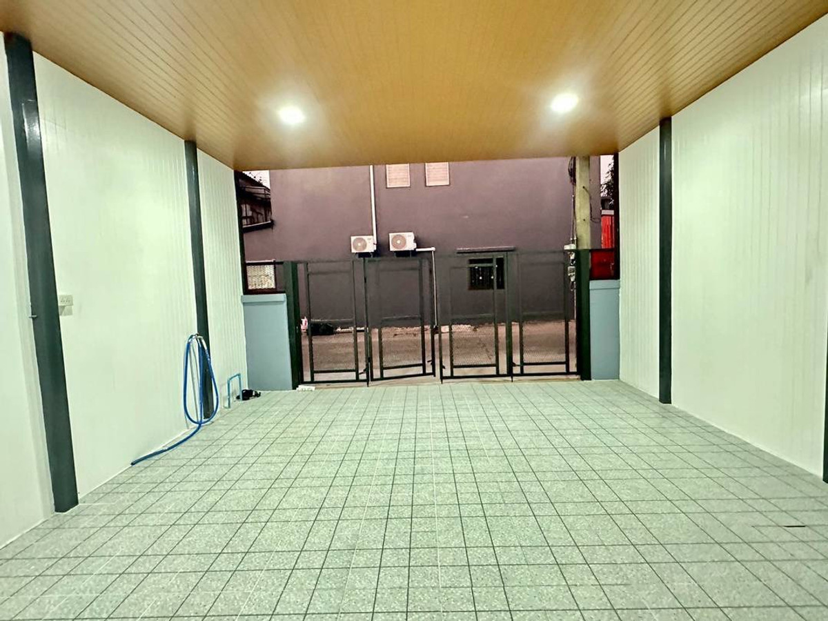 ขายด่วน! ทาวน์เฮาส์ 2 ชั้น รีโนเวทใหม่ทั้งหลัง หมู่บ้านจันทิมาธานี โครงการทำเลทองติดถนนใหญ่กาญจนาภิเษก และติดสถานีรถไฟฟ้าสายสีม่วง (คลองบางไผ่) เนื้อที่กว้าง 22.5 ตร.ว. หน้ากว้าง 6 เมตร ฟังก์ชันคุ้มค่า 4 นอน 2 น้ำ แถมเฟอร์นิเจอร์ครบชุด เพียง 2.39 ล้าน ฟรี