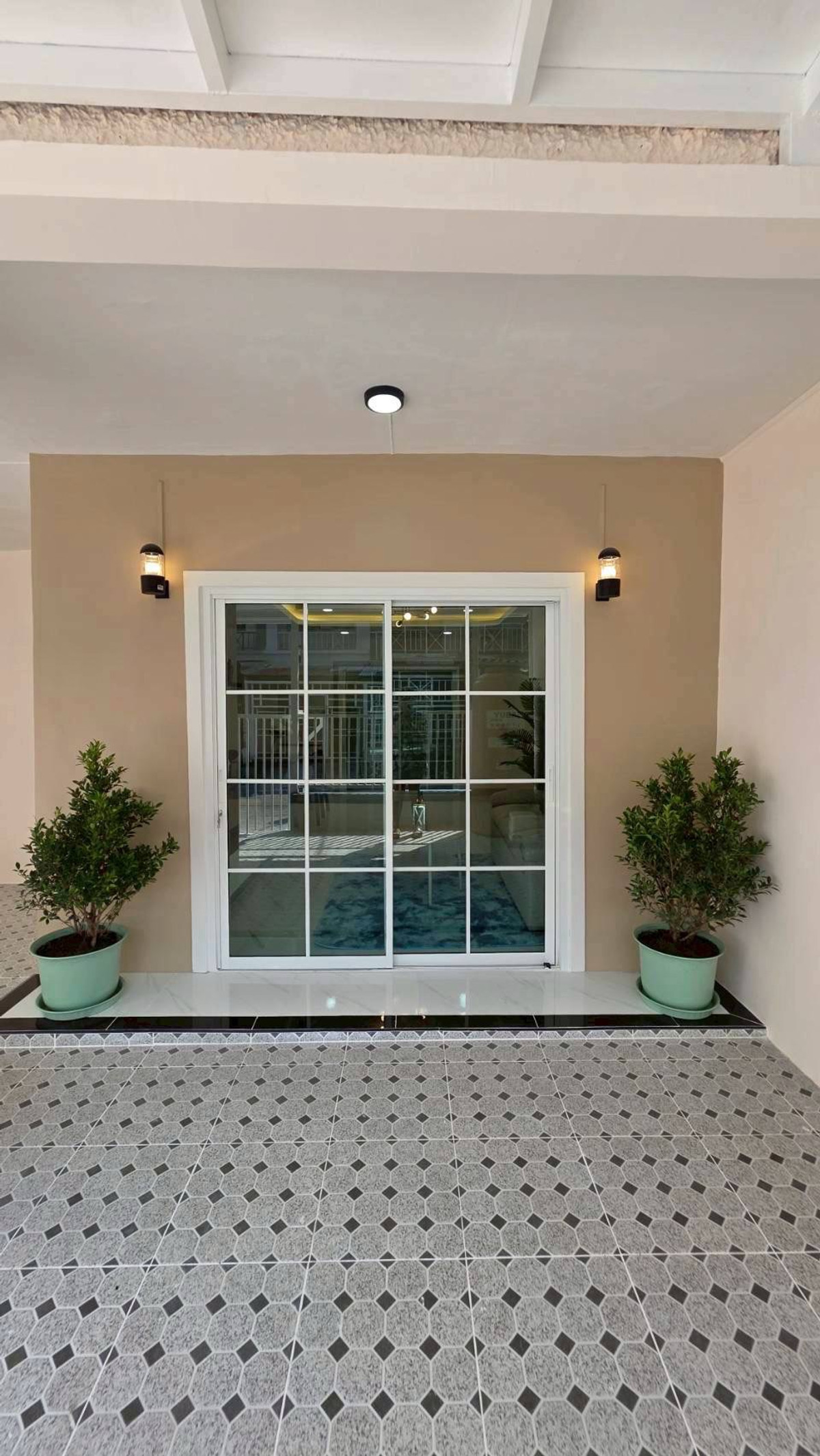 ขายด่วน! ทาวน์เฮาส์ 2 ชั้น ตกแต่งใหม่ทั้งหลัง หมู่บ้านพฤกษา 3 ทำเลศักยภาพถนนวัดลาดปลาดุก หน้าบ้านกว้าง 6 เมตร จอดรถสะดวก ฟังก์ชัน 3 นอน 2 น้ำ สภาพสวยกริ๊บ ใกล้ตลาดและวินรถตู้ต้นสาย เดินทางเข้าเมืองง่าย เพียง 1.89 ล้าน ฟรีโอน!