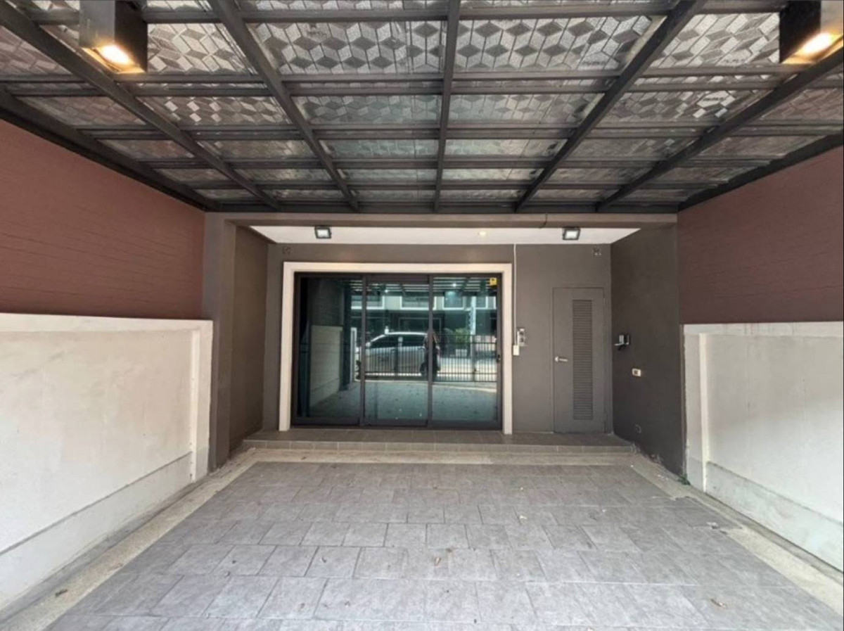 ขายด่วน! ทาวน์โฮม 3 ชั้น ดีไซน์โมเดิร์น โครงการศุภาลัย เออร์บานา แจ้งวัฒนะ-ปากเกร็ด (ซอยสุขาประชาสรรค์ 3) เนื้อที่ 17.6 ตร.ว. พื้นที่ใช้สอย 110.5 ตร.ม. ตกแต่งครบ ต่อเติมหลังคาหน้า-หลังบ้านเรียบร้อย แถมแอร์ 4 ตัว และม่านทั้งหลัง ทำเลศักยภาพใกล้ห้าแยกปากเกร