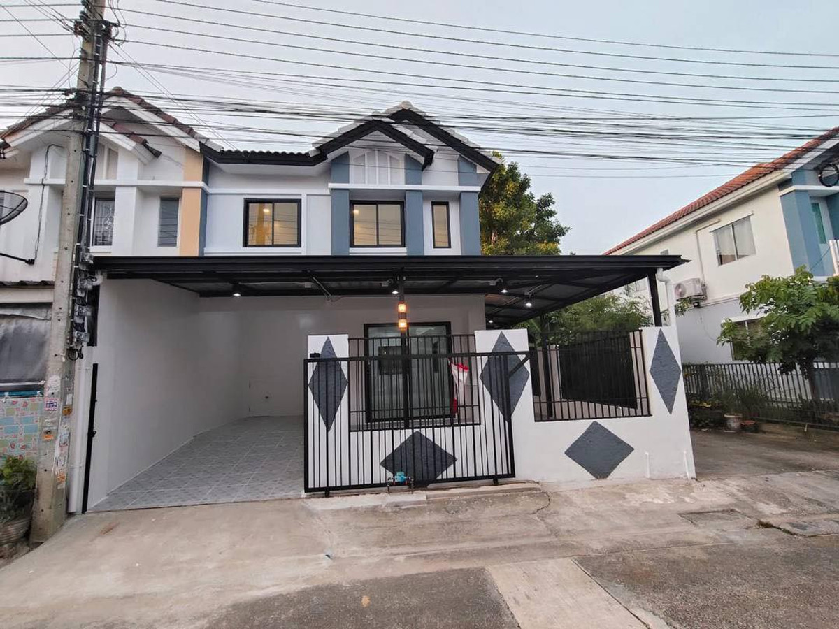 ขายด่วน! ทาวน์เฮาส์ 2 ชั้น แปลงสวยหลังมุมกลับรถ หมู่บ้านพฤกษา 49/1 ทำเลศักยภาพซอยแก้วอินทร์ บางใหญ่ เนื้อที่กว้างถึง 24 ตร.ว. ตกแต่งรีโนเวทใหม่ทั้งหลัง ต่อเติมครัวและโรงรถเต็มพื้นที่แบบโปร่งโล่งสบาย ใกล้เซ็นทรัลเวสต์เกตและต้นสายทางด่วน M81 เพียง 2.49 ล้าน