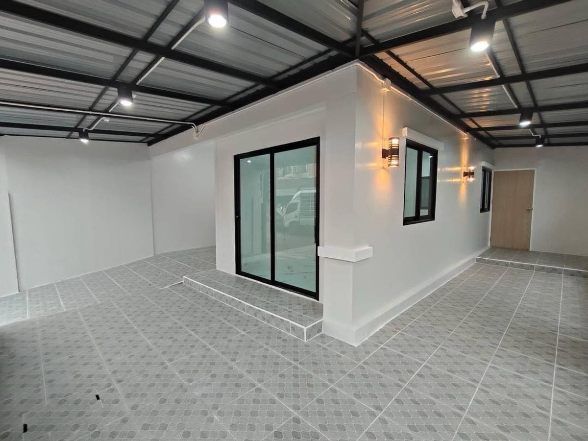 ขายด่วน! ทาวน์เฮาส์ 2 ชั้น แปลงสวยหลังมุมกลับรถ หมู่บ้านพฤกษา 49/1 ทำเลศักยภาพซอยแก้วอินทร์ บางใหญ่ เนื้อที่กว้างถึง 24 ตร.ว. ตกแต่งรีโนเวทใหม่ทั้งหลัง ต่อเติมครัวและโรงรถเต็มพื้นที่แบบโปร่งโล่งสบาย ใกล้เซ็นทรัลเวสต์เกตและต้นสายทางด่วน M81 เพียง 2.49 ล้าน