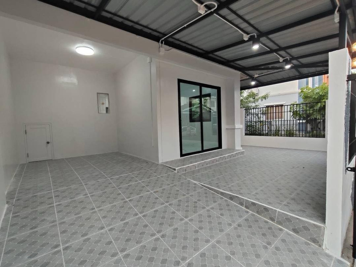 ขายด่วน! ทาวน์เฮาส์ 2 ชั้น แปลงสวยหลังมุมกลับรถ หมู่บ้านพฤกษา 49/1 ทำเลศักยภาพซอยแก้วอินทร์ บางใหญ่ เนื้อที่กว้างถึง 24 ตร.ว. ตกแต่งรีโนเวทใหม่ทั้งหลัง ต่อเติมครัวและโรงรถเต็มพื้นที่แบบโปร่งโล่งสบาย ใกล้เซ็นทรัลเวสต์เกตและต้นสายทางด่วน M81 เพียง 2.49 ล้าน