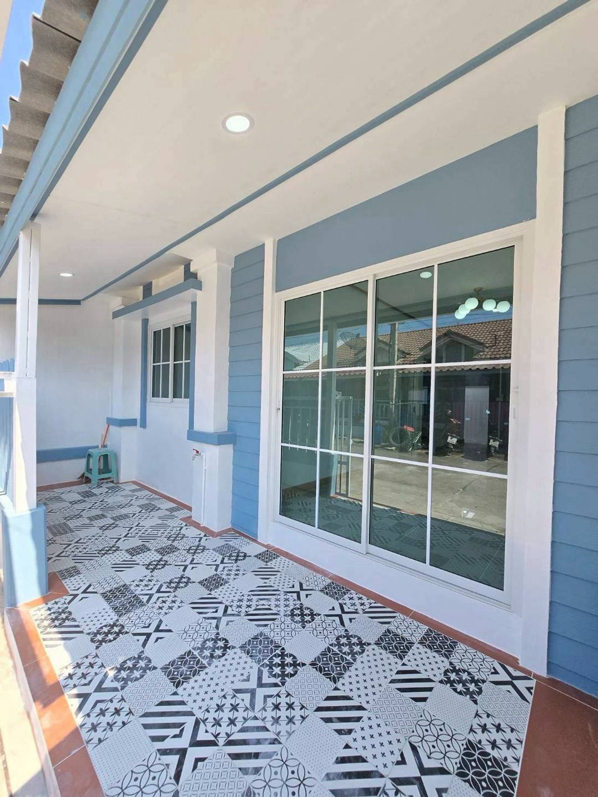 ขายด่วน! ทาวน์เฮ้าส์ชั้นเดียว รีโนเวทใหม่ทั้งหลัง หมู่บ้านพฤกษา 41 ทำเลดีซอยกันตนา-บางใหญ่ เนื้อที่ 16 ตร.ว. ฟังก์ชัน 2 นอน 1 น้ำ ตกแต่งสวยครบถ้วน แถมฟรีเฟอร์นิเจอร์พร้อมใช้งาน สภาพพร้อมอยู่ทันที ในราคาที่ใครก็เป็นเจ้าของได้ เพียง 1.29 ล้าน ฟรีโอน!