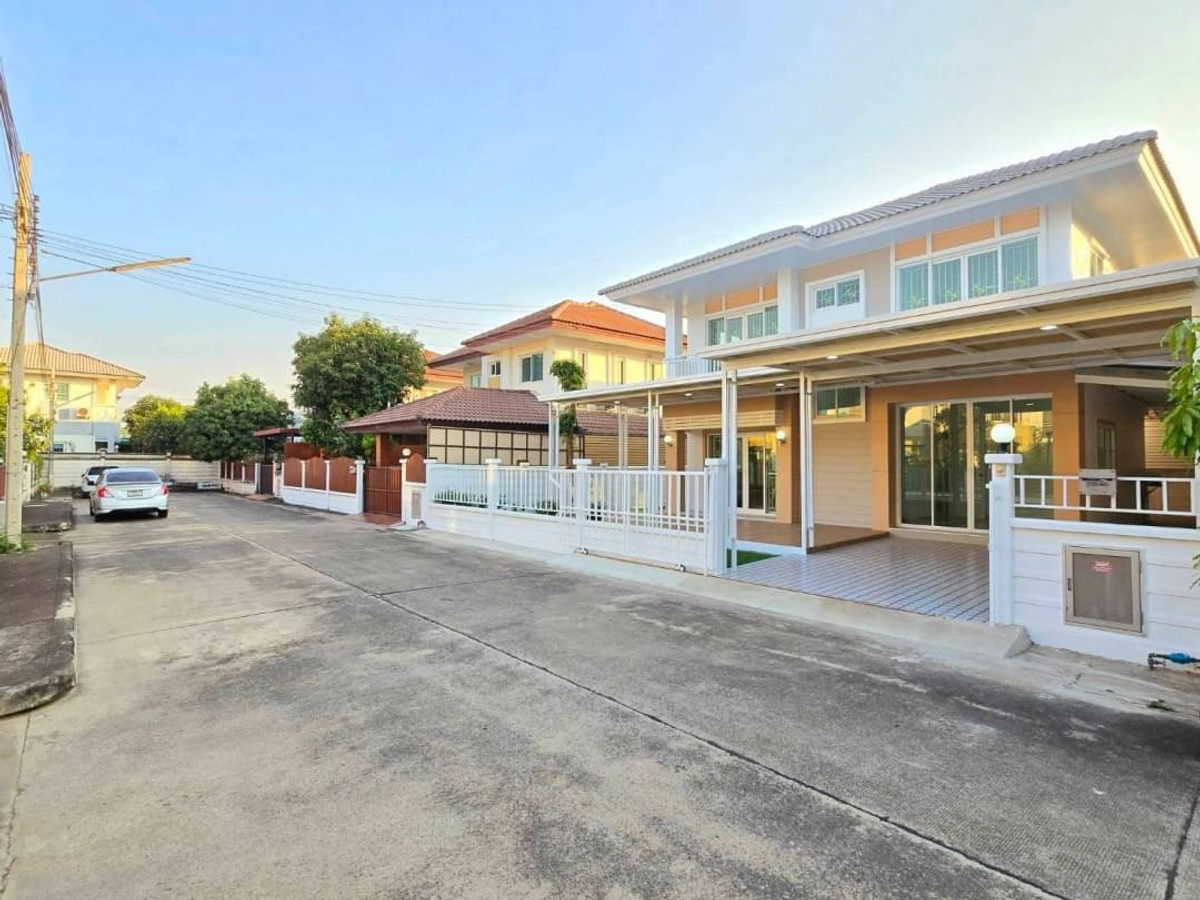 ขายด่วน! บ้านเดี่ยว 2 ชั้น รีโนเวทใหม่ทั้งหลัง หมู่บ้านคุณาภัทร 5 ทำเลดีถนนบ้านกล้วย-ไทรน้อย เนื้อที่กว้าง 52.5 ตร.ว. ฟังก์ชันคุ้มค่า 4 นอน 2 น้ำ (มีห้องนอนชั้นล่าง) พร้อมห้องอาหารแยกเป็นสัดส่วน จอดรถสะดวก เดินทางเข้า-ออกได้ทั้งถนนบ้านกล้วยและวัดลาดปลาดุก