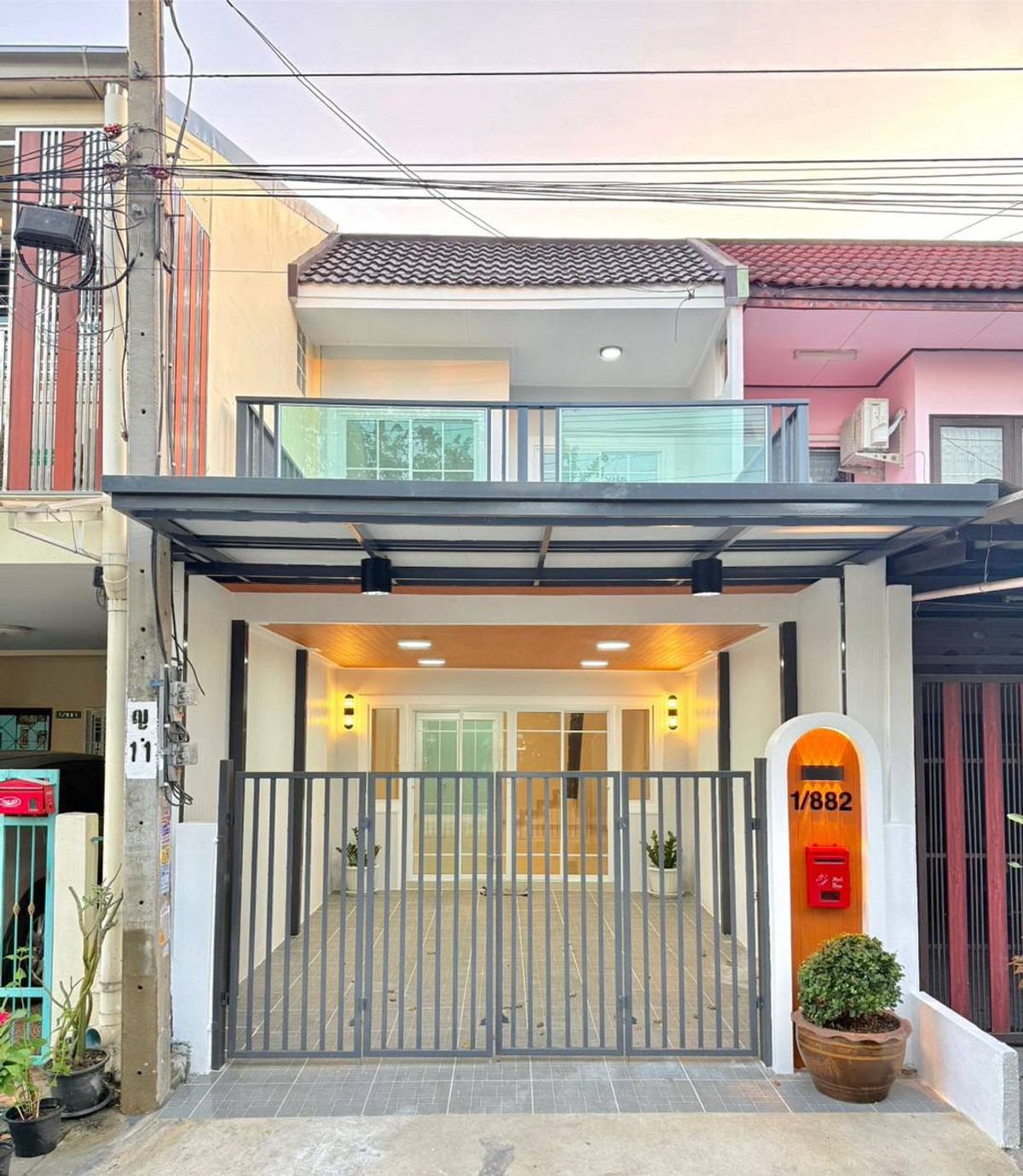 ขายด่วน! ทาวน์เฮาส์ 2 ชั้น รีโนเวทใหม่ทั้งหลัง หมู่บ้านรัตนาธิเบศร์ สุดยอดทำเลศักยภาพติดถนนกาญจนาภิเษกและห้างเซ็นทรัลเวสต์เกต บ้านสวยพร้อมอยู่ หน้าบ้านไม่ชนใครติดสวนสาธารณะ เดินไปรถไฟฟ้าได้ทั้งสถานีสามแยกบางใหญ่และสถานีตลาดบางใหญ่ เพียง 1.89 ล้าน ฟรีโอน!