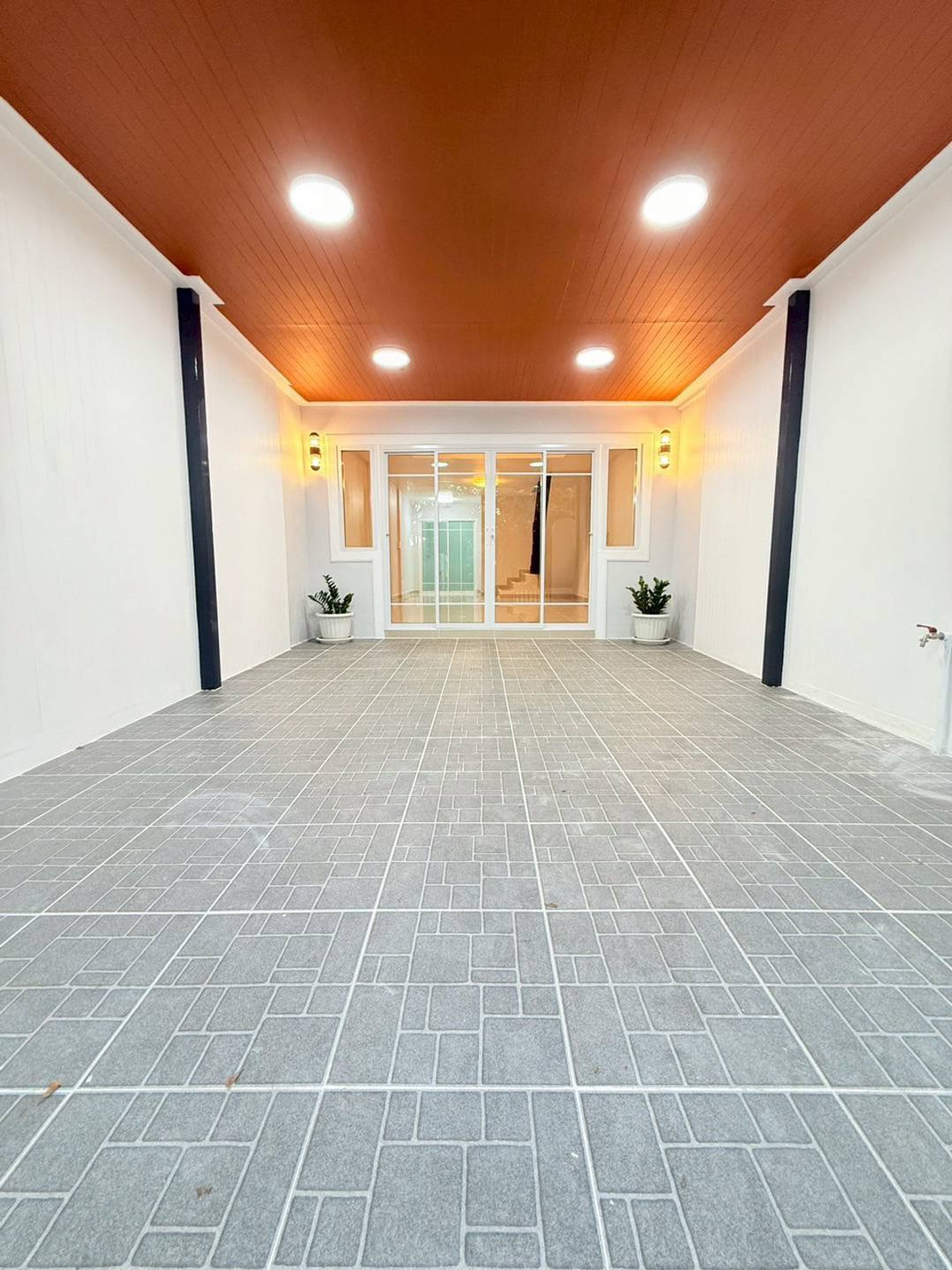 ขายด่วน! ทาวน์เฮาส์ 2 ชั้น รีโนเวทใหม่ทั้งหลัง หมู่บ้านรัตนาธิเบศร์ สุดยอดทำเลศักยภาพติดถนนกาญจนาภิเษกและห้างเซ็นทรัลเวสต์เกต บ้านสวยพร้อมอยู่ หน้าบ้านไม่ชนใครติดสวนสาธารณะ เดินไปรถไฟฟ้าได้ทั้งสถานีสามแยกบางใหญ่และสถานีตลาดบางใหญ่ เพียง 1.89 ล้าน ฟรีโอน!