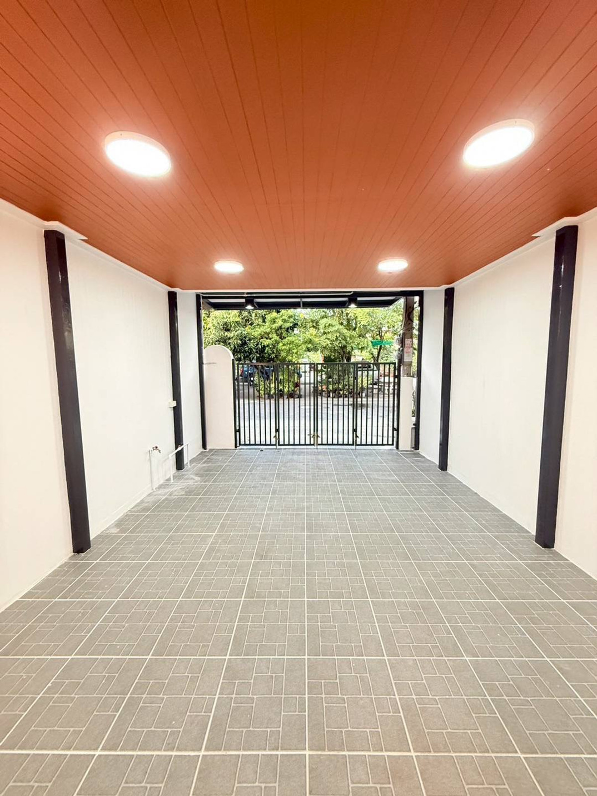 ขายด่วน! ทาวน์เฮาส์ 2 ชั้น รีโนเวทใหม่ทั้งหลัง หมู่บ้านรัตนาธิเบศร์ สุดยอดทำเลศักยภาพติดถนนกาญจนาภิเษกและห้างเซ็นทรัลเวสต์เกต บ้านสวยพร้อมอยู่ หน้าบ้านไม่ชนใครติดสวนสาธารณะ เดินไปรถไฟฟ้าได้ทั้งสถานีสามแยกบางใหญ่และสถานีตลาดบางใหญ่ เพียง 1.89 ล้าน ฟรีโอน!