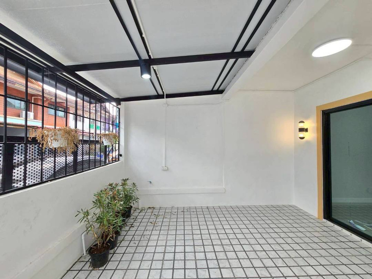 ขายด่วน! ทาวน์เฮาส์ 2 ชั้น รีโนเวทใหม่ทั้งหลัง หมู่บ้านพฤกษา 3 ทำเลศักยภาพถนนวัดลาดปลาดุก เนื้อที่ 18 ตร.ว. บ้านหน้ากว้าง 6 เมตร โปร่งสบาย ฟังก์ชัน 3 นอน 2 น้ำ ตำแหน่งดีเยี่ยมใกล้สวนเพียงไม่กี่ก้าว เดินทางสะดวกใกล้ต้นสายวินรถตู้และตลาดใหญ่ เพียง 1.85 ล้าน