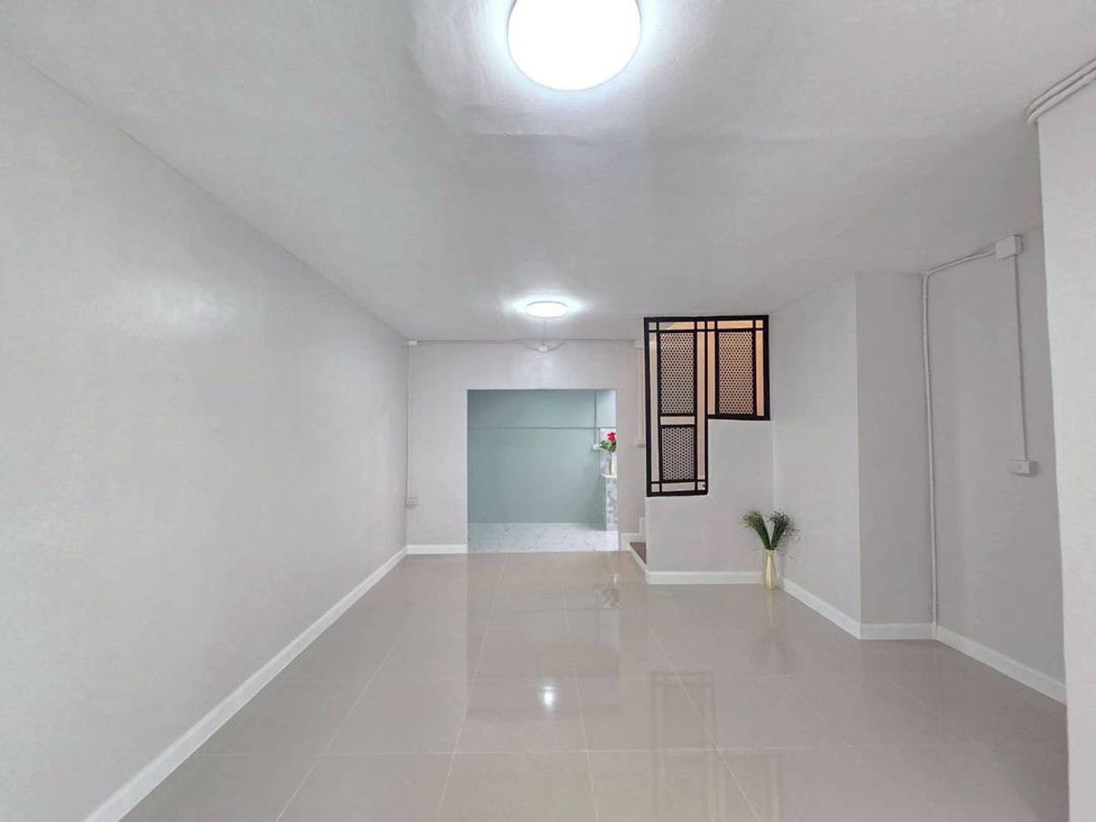 ขายด่วน! ทาวน์เฮาส์ 2 ชั้น รีโนเวทใหม่ทั้งหลัง หมู่บ้านพฤกษา 3 ทำเลศักยภาพถนนวัดลาดปลาดุก เนื้อที่ 18 ตร.ว. บ้านหน้ากว้าง 6 เมตร โปร่งสบาย ฟังก์ชัน 3 นอน 2 น้ำ ตำแหน่งดีเยี่ยมใกล้สวนเพียงไม่กี่ก้าว เดินทางสะดวกใกล้ต้นสายวินรถตู้และตลาดใหญ่ เพียง 1.85 ล้าน