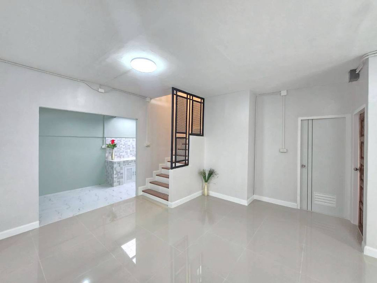 ขายด่วน! ทาวน์เฮาส์ 2 ชั้น รีโนเวทใหม่ทั้งหลัง หมู่บ้านพฤกษา 3 ทำเลศักยภาพถนนวัดลาดปลาดุก เนื้อที่ 18 ตร.ว. บ้านหน้ากว้าง 6 เมตร โปร่งสบาย ฟังก์ชัน 3 นอน 2 น้ำ ตำแหน่งดีเยี่ยมใกล้สวนเพียงไม่กี่ก้าว เดินทางสะดวกใกล้ต้นสายวินรถตู้และตลาดใหญ่ เพียง 1.85 ล้าน